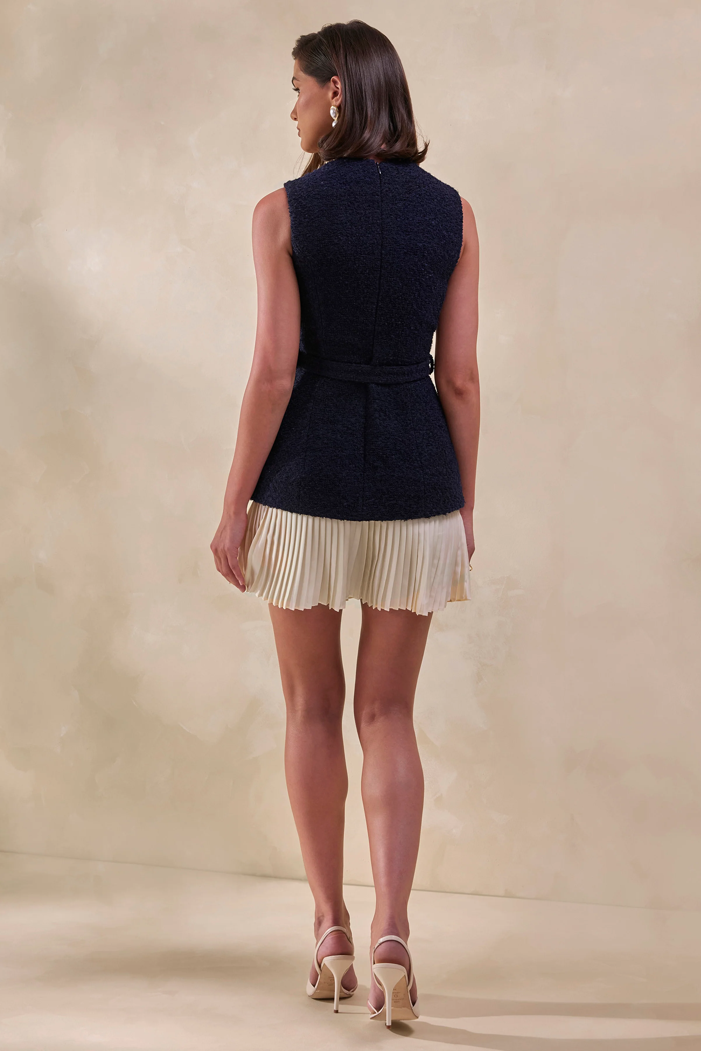 Anise | Marineblauwe Ronde Hals Mini Jurk Met Riem En Witte Geplooide Zoom - Image 3