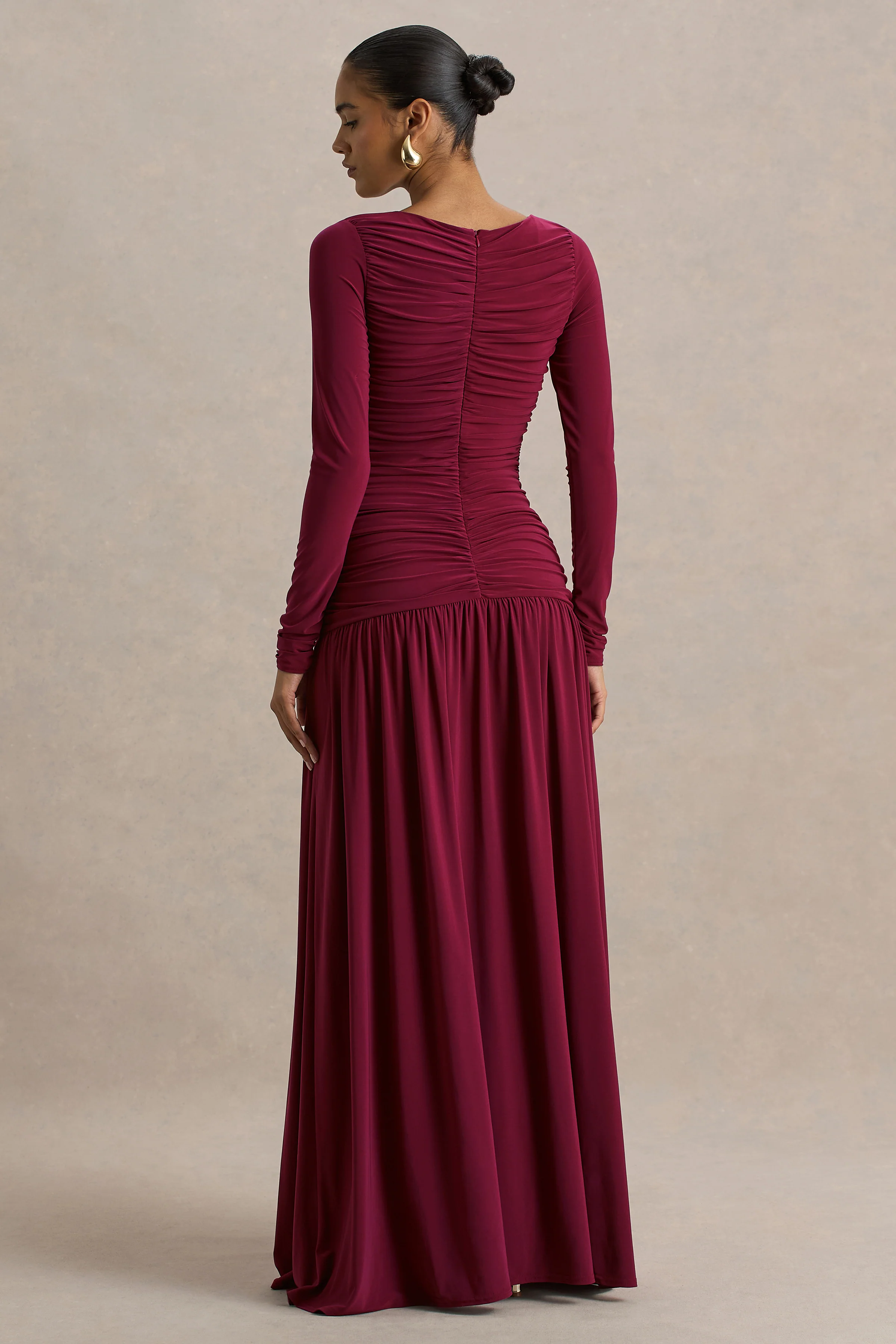Aniyah | Bordeaux Boot Hals Maxi Jurk Met Gerimpeld Details - Image 2