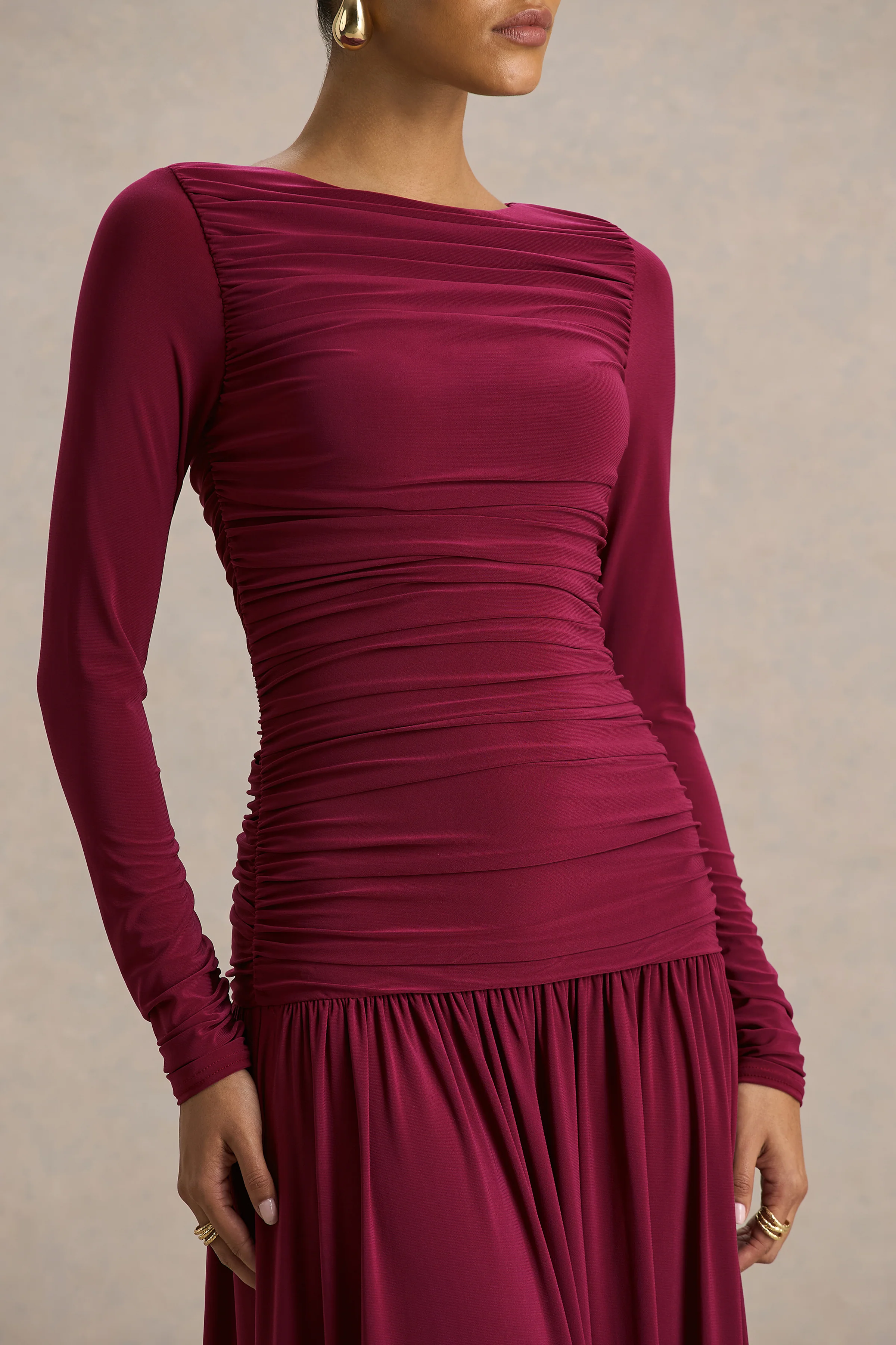 Aniyah | Bordeaux Boot Hals Maxi Jurk Met Gerimpeld Details - Image 3