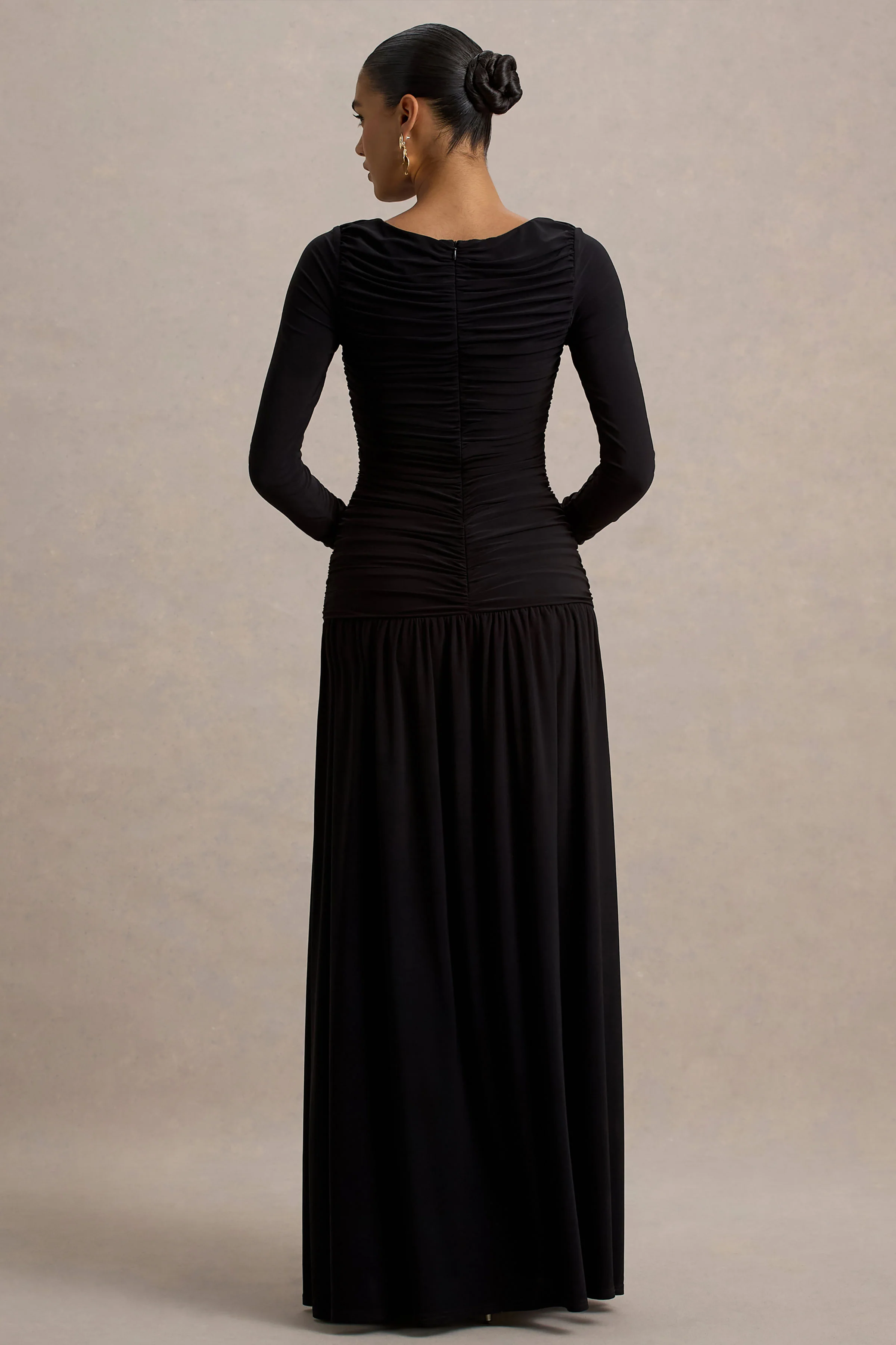 Aniyah | Zwarte Hoge Hals Maxi Jurk Met Gerimpeld Details - Image 2