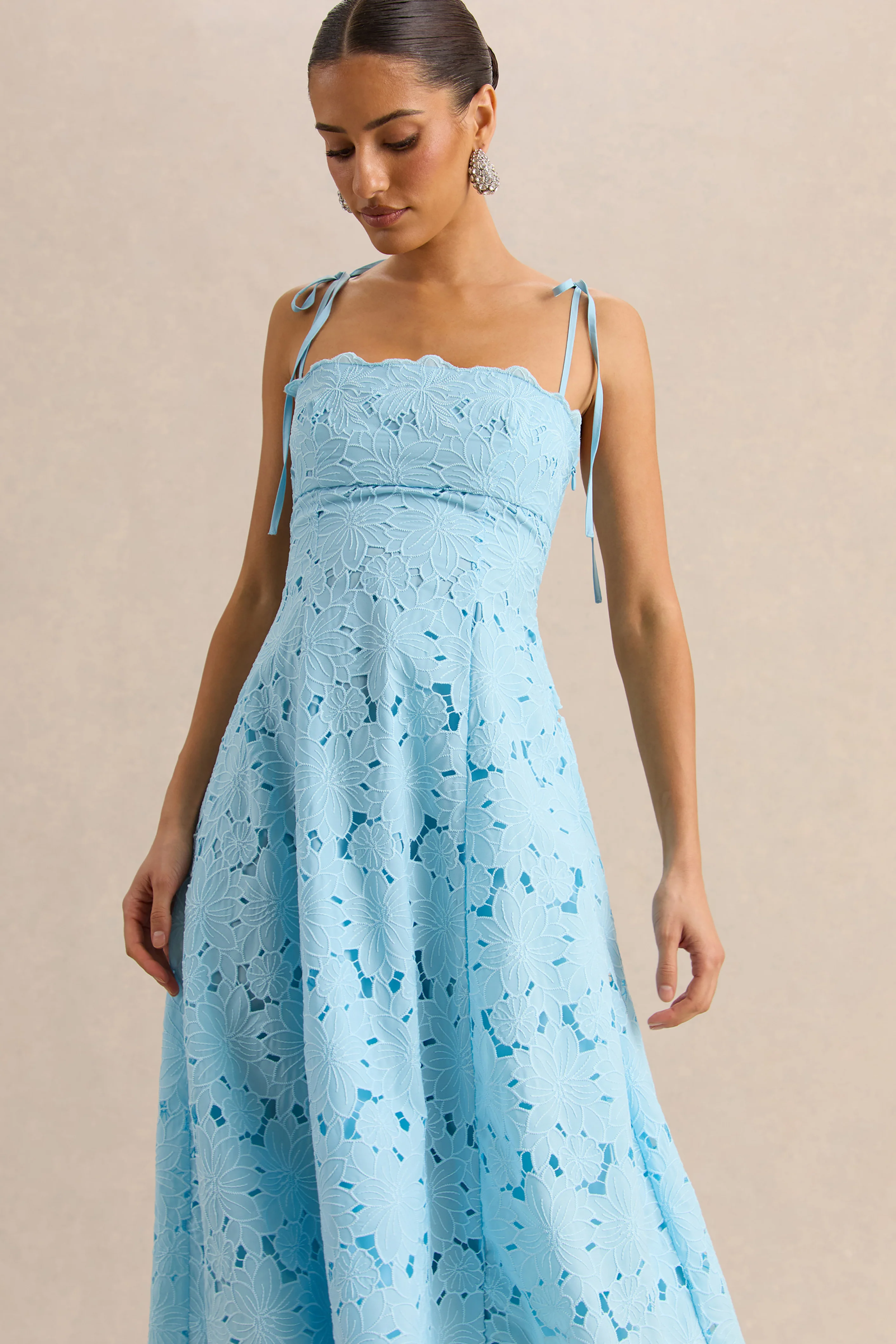 Anna | Geborduurde Poederblauwe Midi-Jurk Met Vierkante Halslijn - Image 4