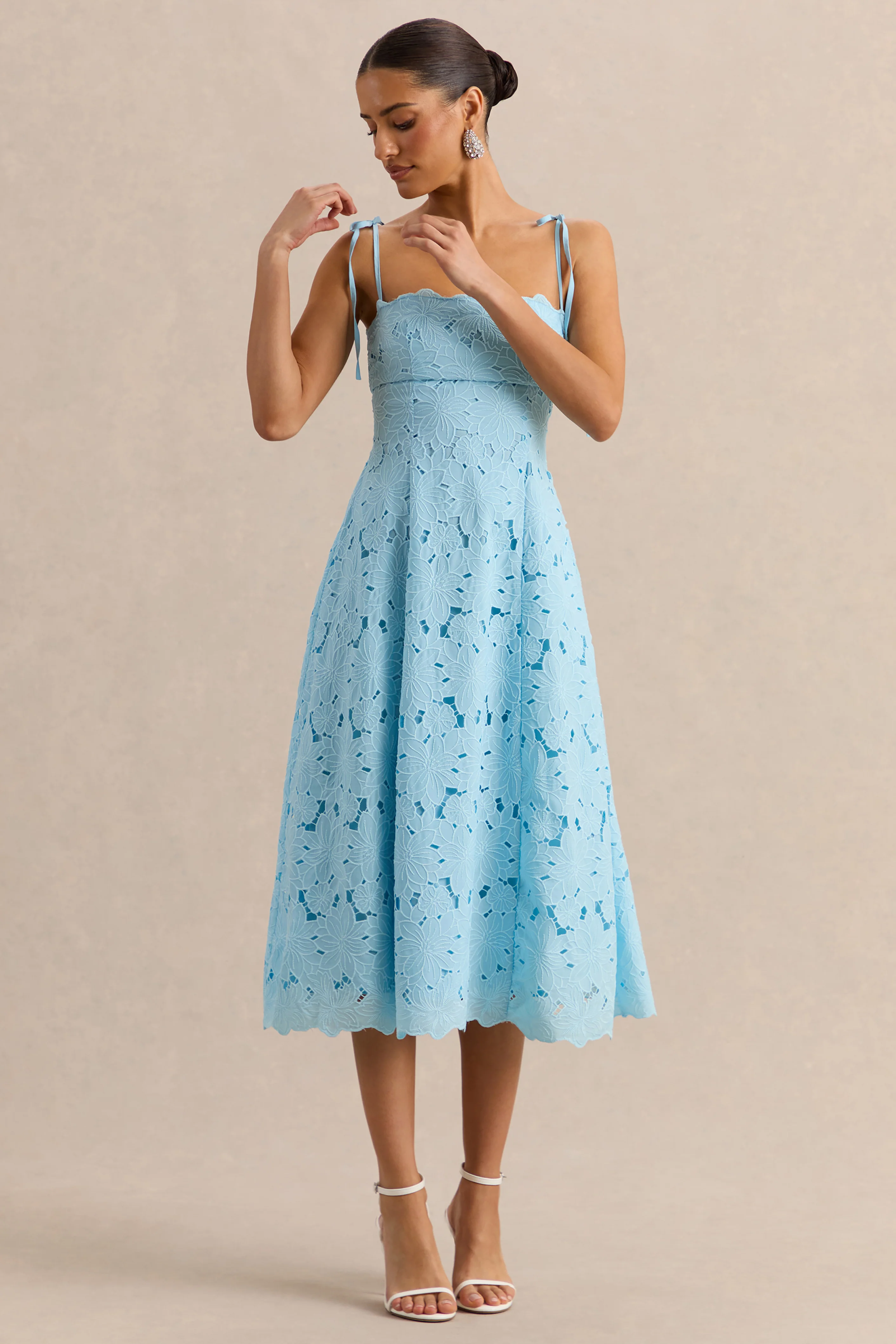 Anna | Geborduurde Poederblauwe Midi-Jurk Met Vierkante Halslijn - Image 6