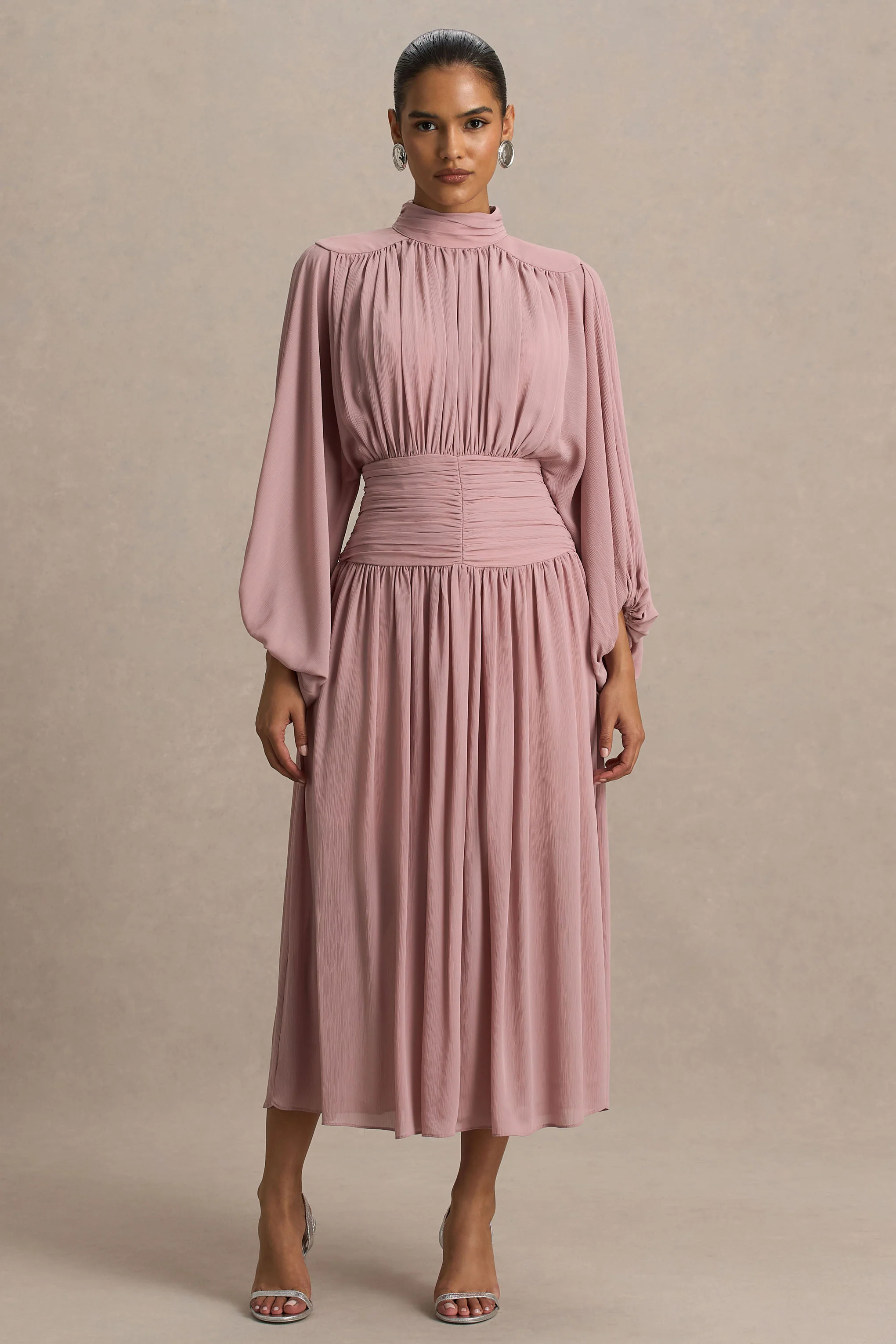 Annabel | Poederroze Hoge Hals Midi Jurk Met Verlaagde Taille En Geplooide Detail
