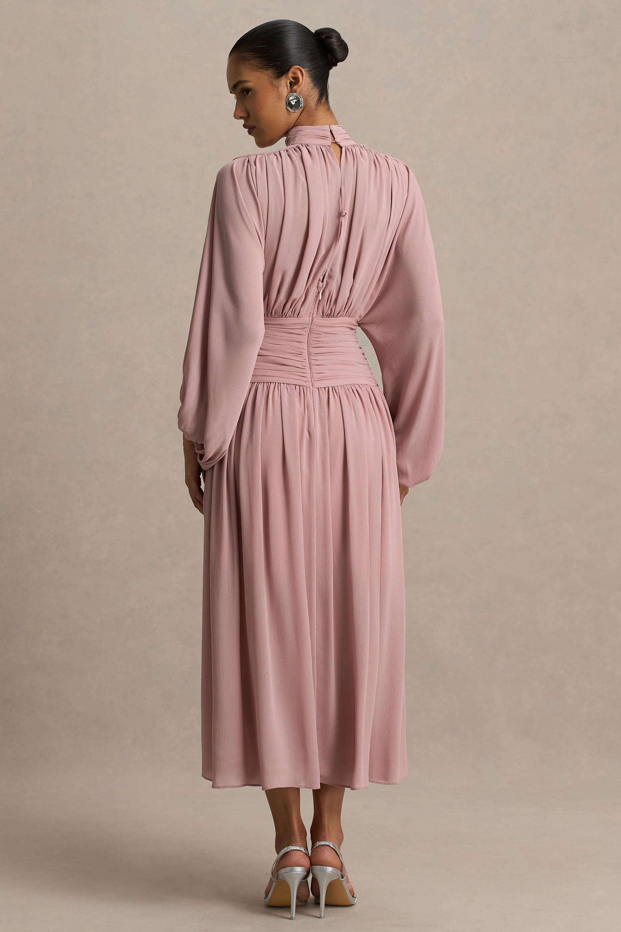 Annabel | Poederroze Hoge Hals Midi Jurk Met Verlaagde Taille En Geplooide Detail - Image 2