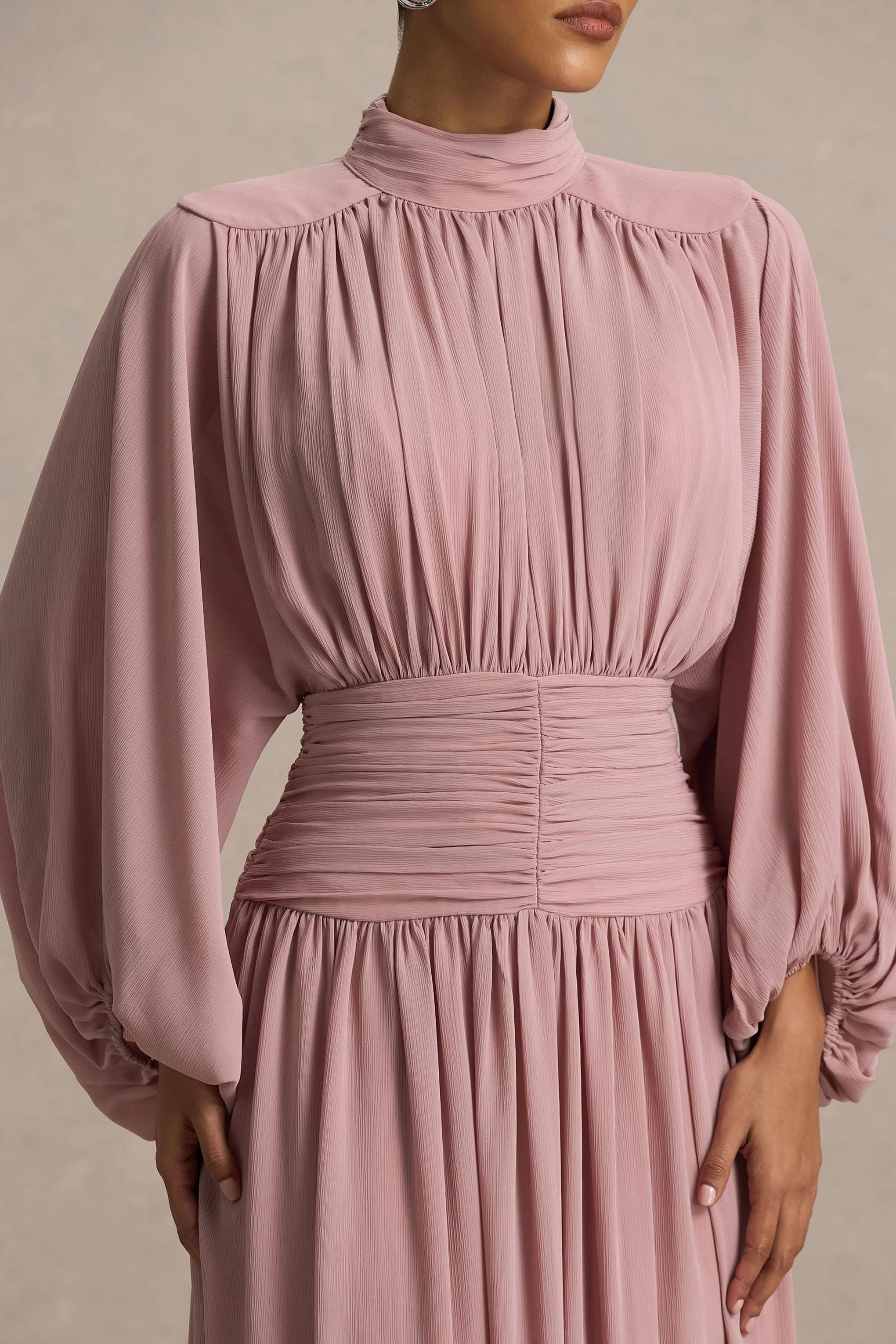 Annabel | Poederroze Hoge Hals Midi Jurk Met Verlaagde Taille En Geplooide Detail - Image 3