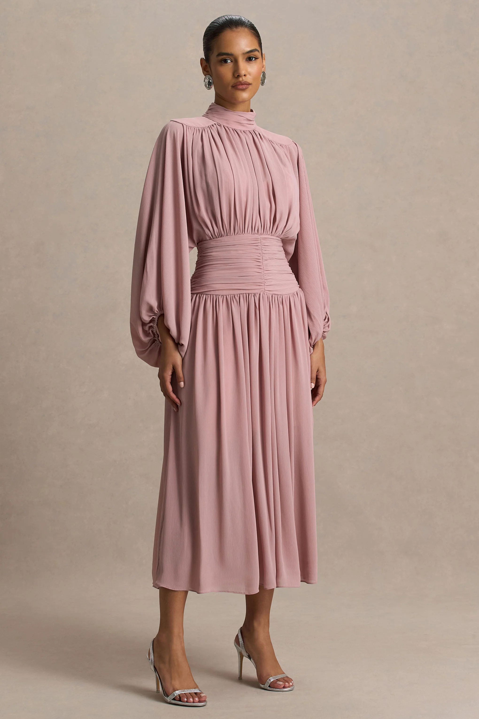 Annabel | Poederroze Hoge Hals Midi Jurk Met Verlaagde Taille En Geplooide Detail - Image 5