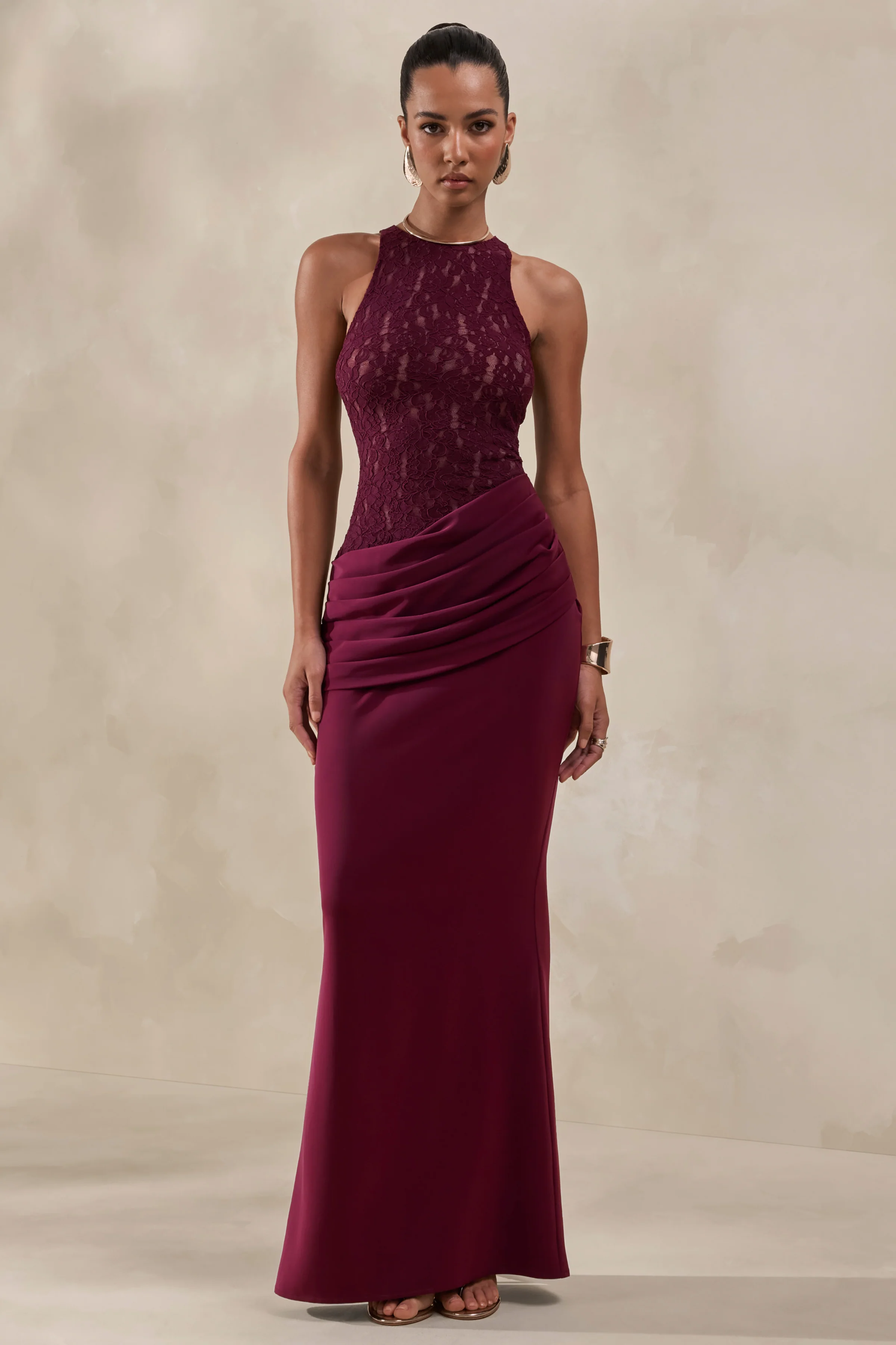 Anthelia | Bordeaux Kanten En Satijnen Maxi Jurk Met Racer Hals En Gedrapeerd Detail