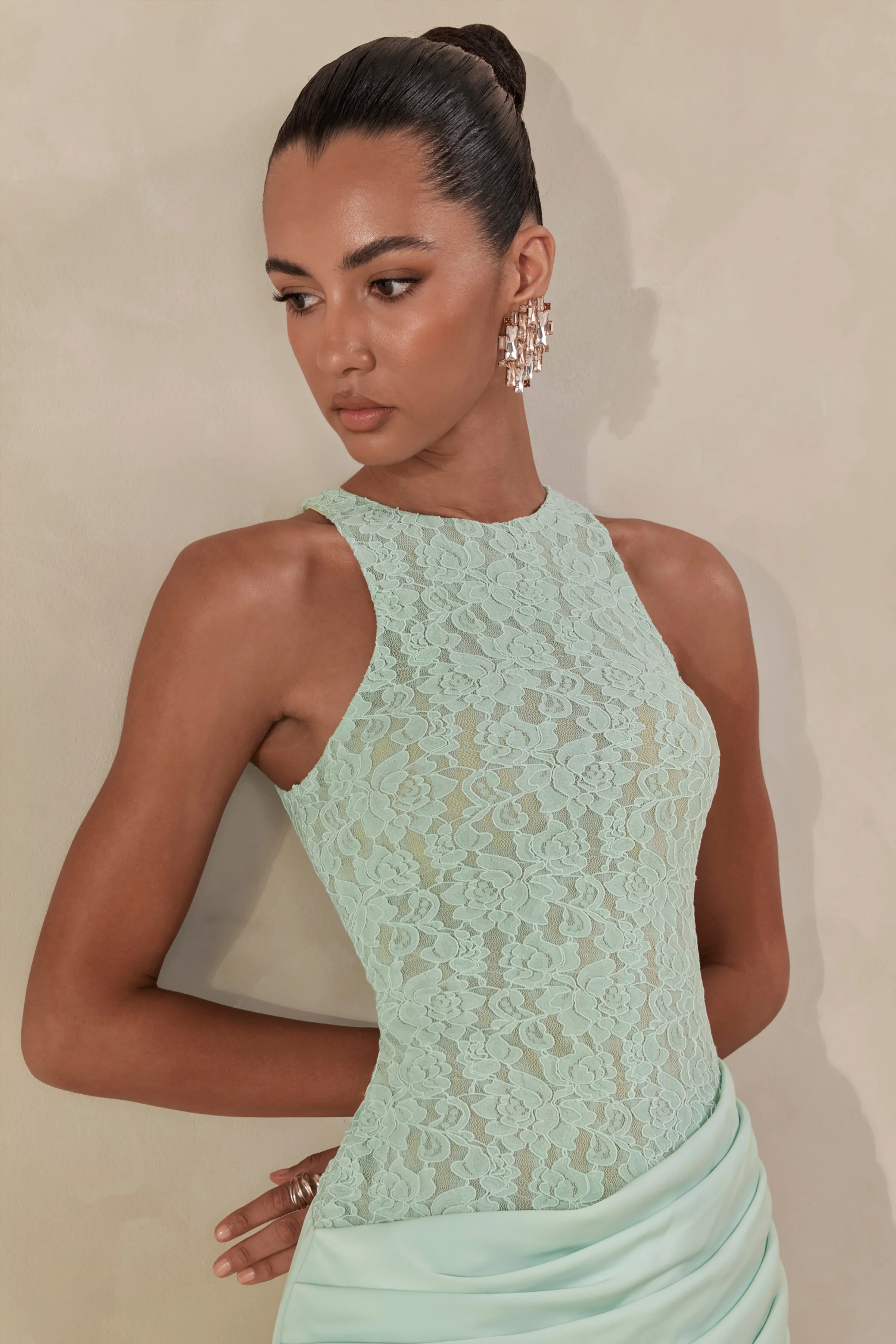 Anthelia | Mintgroene Kanten En Satijnen Racer Hals Maxi Jurk Met Gedrapeerd Detail - Image 6