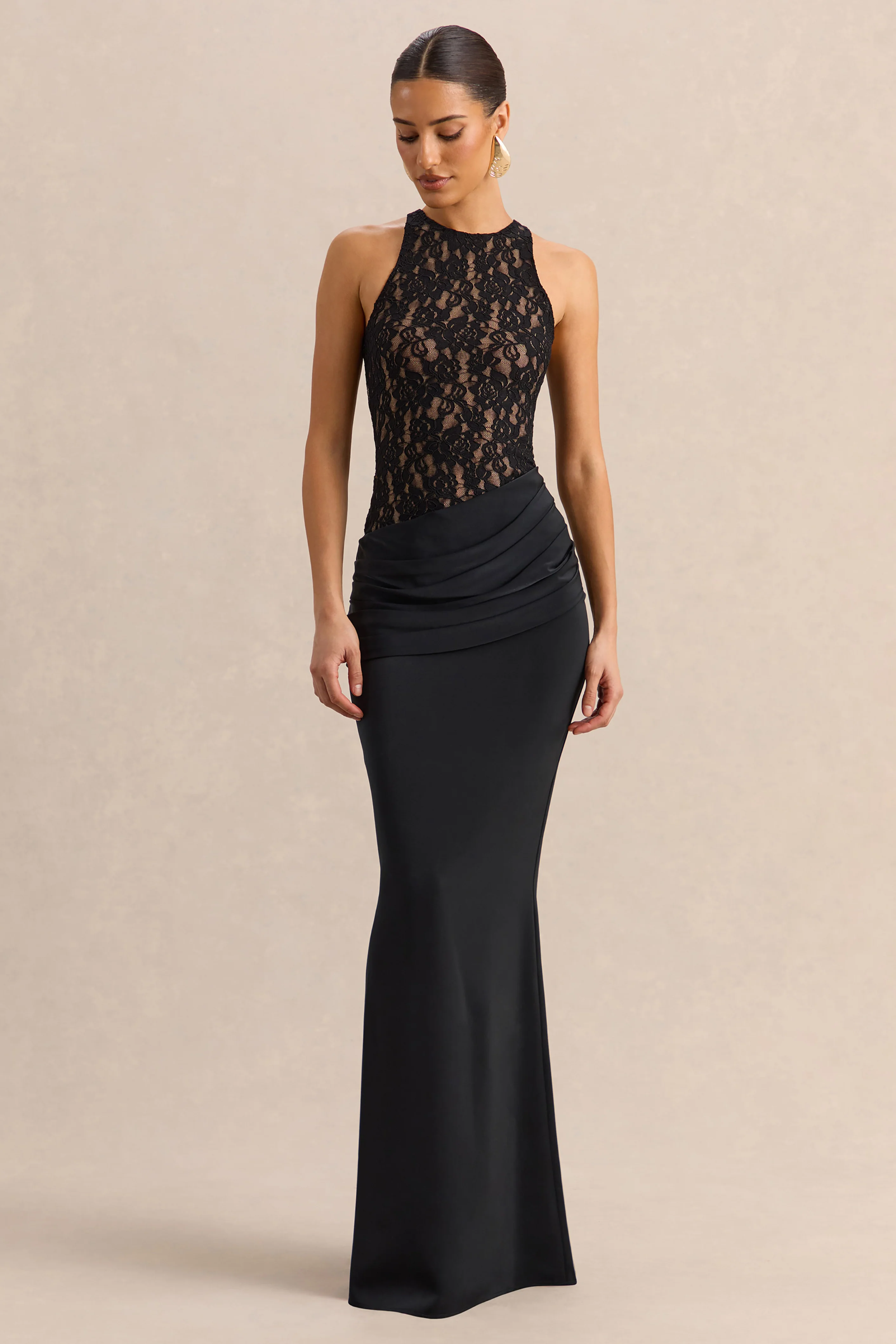 Anthelia | Zwarte Kanten En Satijnen Racer-Hals Maxi Jurk Met Draperende Details
