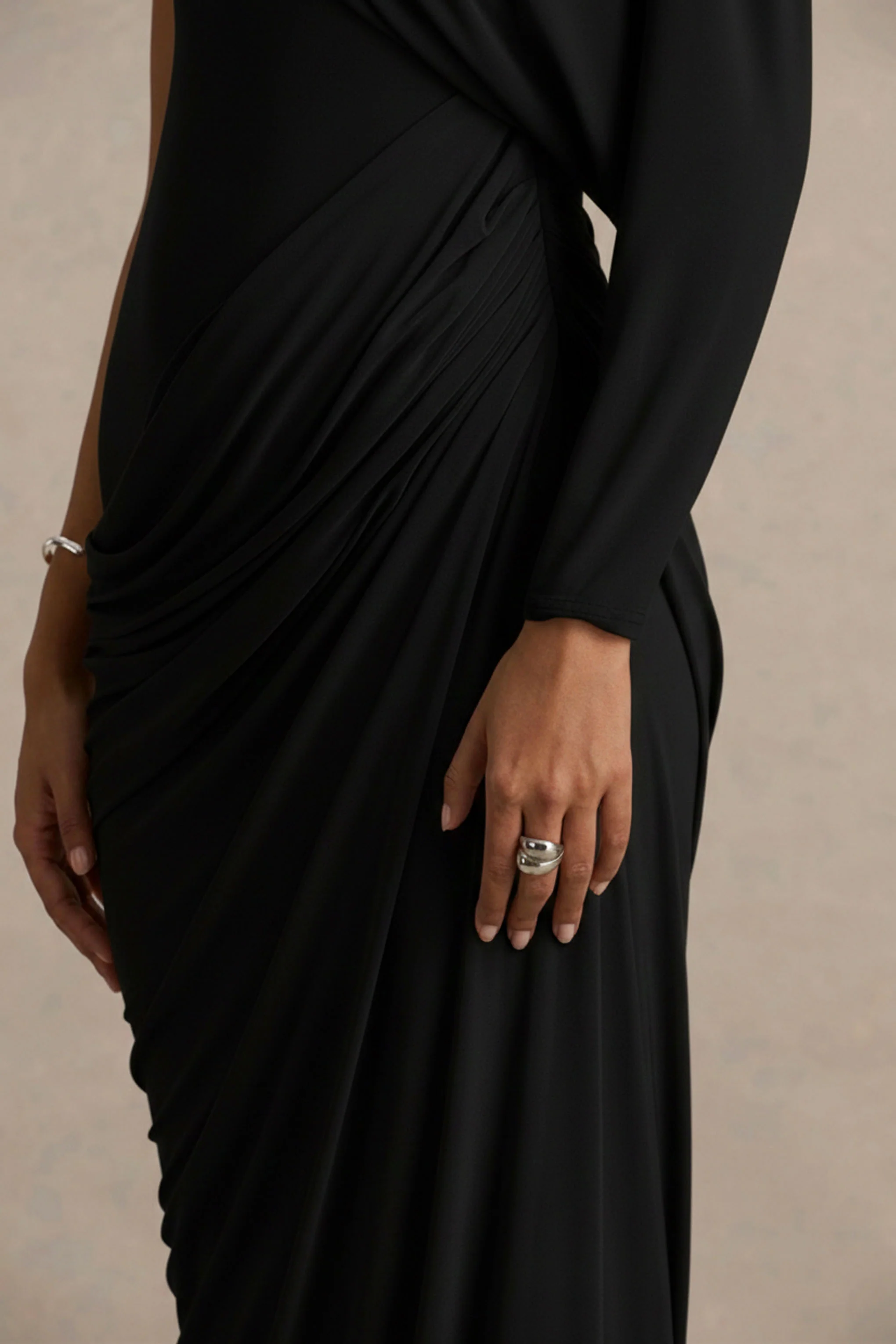 Aphra | Zwarte Hoge Hals Maxi Jurk Met Cape Mouwen - Image 3
