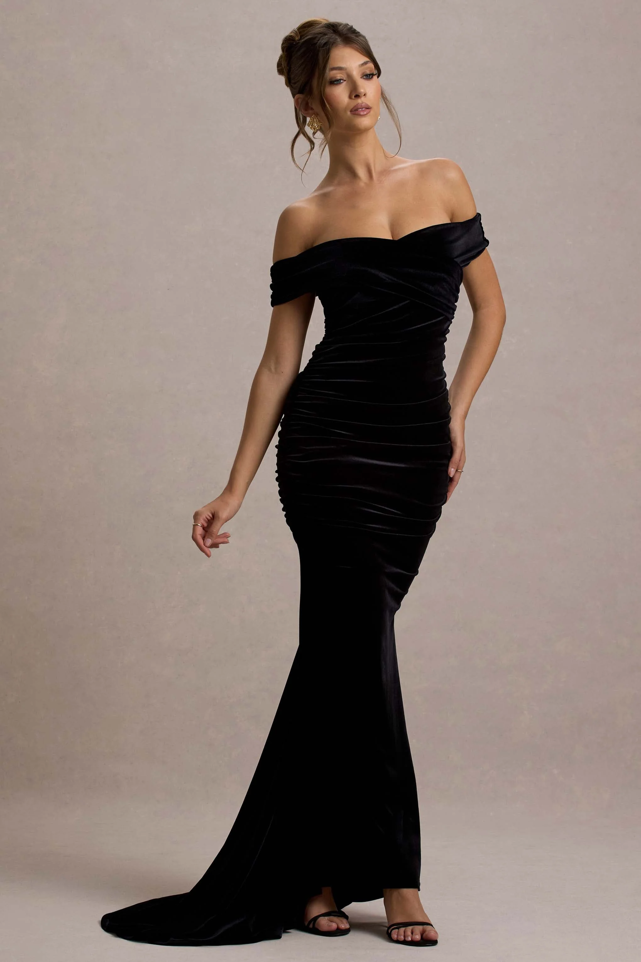 Apolline | Zwarte Velours Gerimpeld Fishtail Maxi Jurk Met Blote Schouder