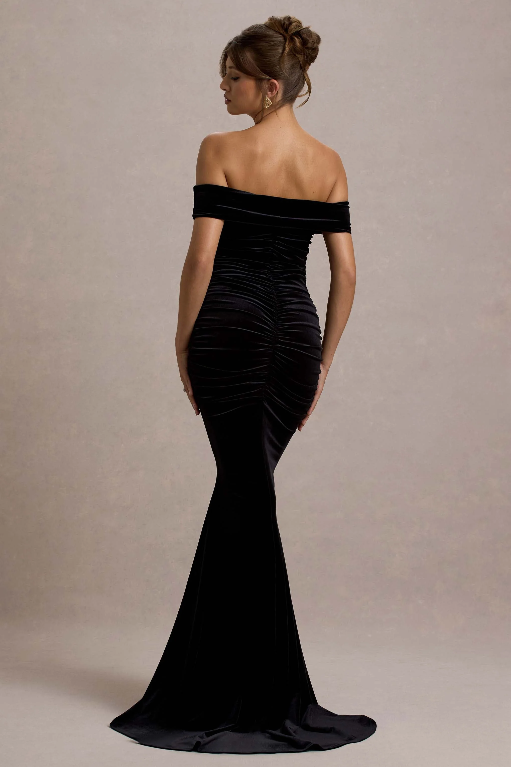 Apolline | Zwarte Velours Gerimpeld Fishtail Maxi Jurk Met Blote Schouder - Image 2