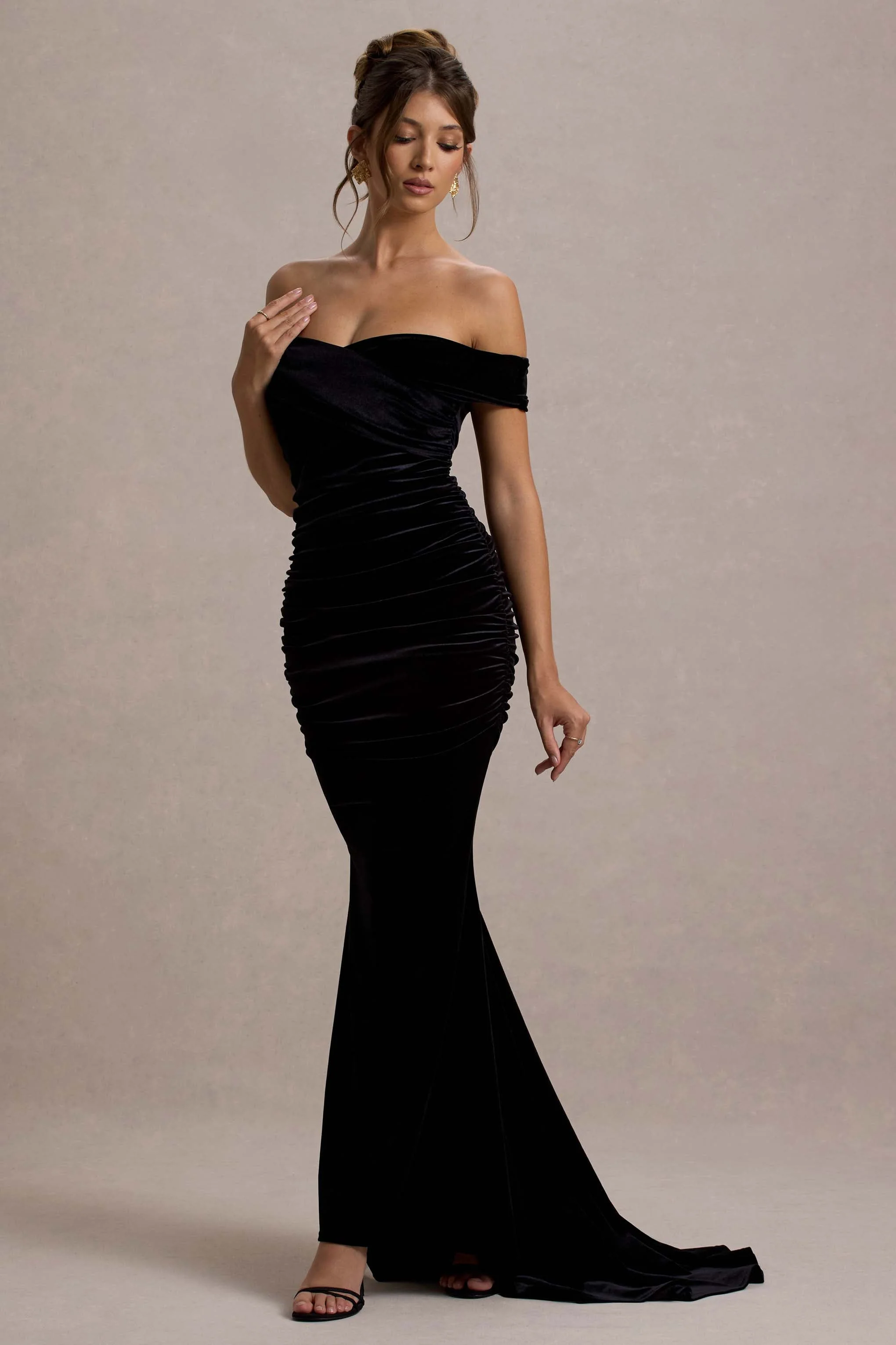 Apolline | Zwarte Velours Gerimpeld Fishtail Maxi Jurk Met Blote Schouder - Image 4