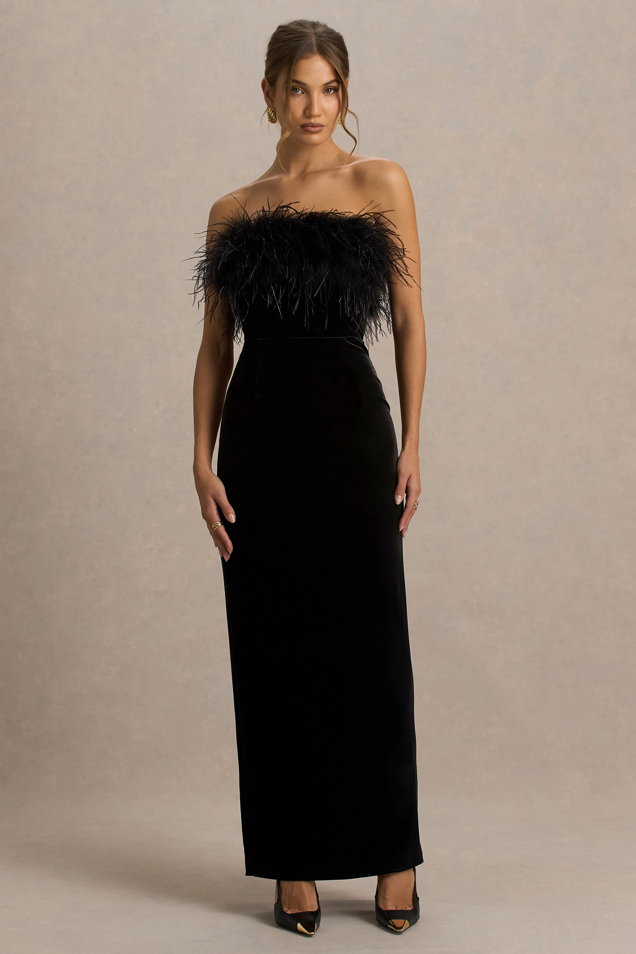 Arella | Zwarte Fluwelen Bardot-Hals Maxi Jurk Met Veren Trim