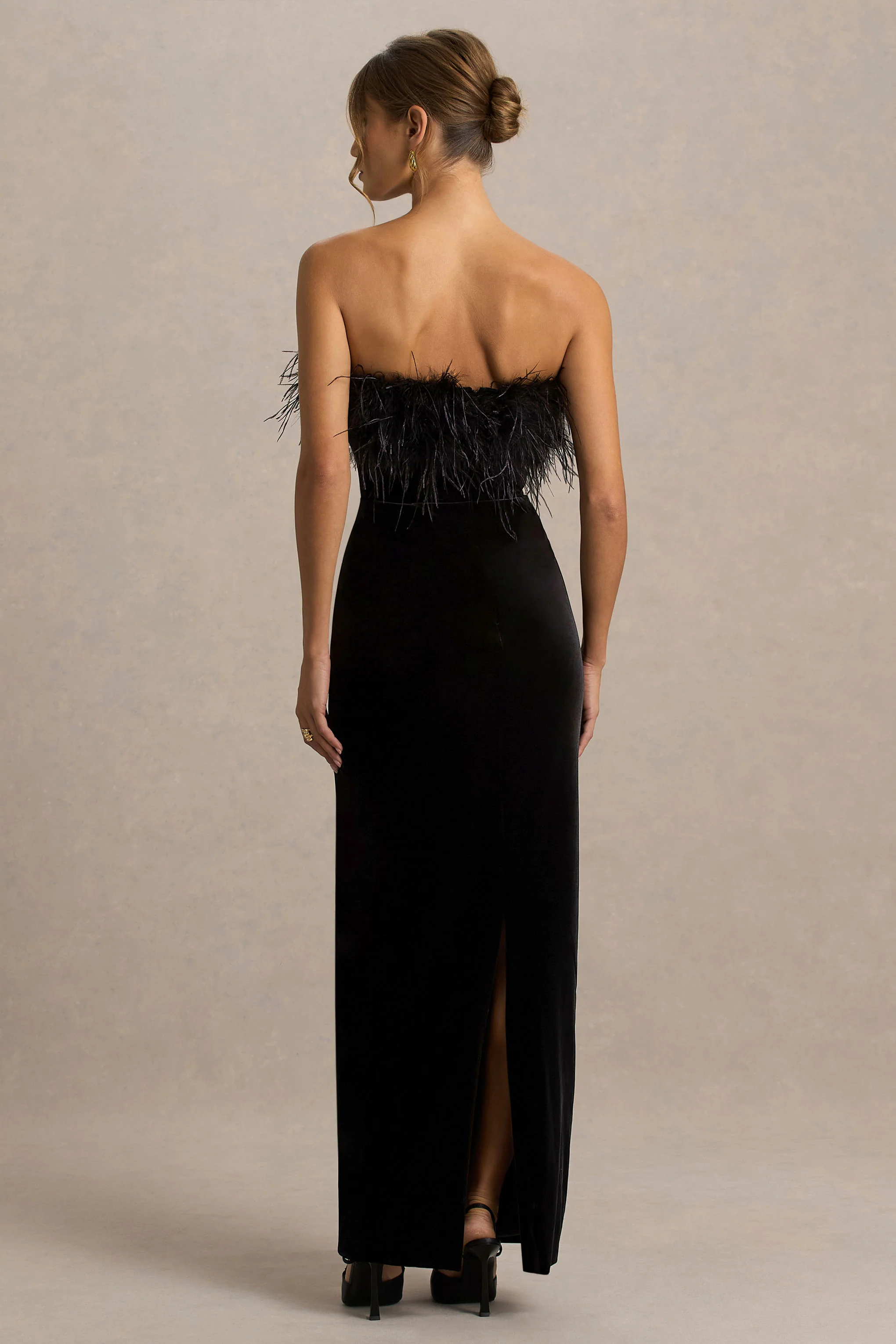 Arella | Zwarte Fluwelen Bardot-Hals Maxi Jurk Met Veren Trim - Image 2