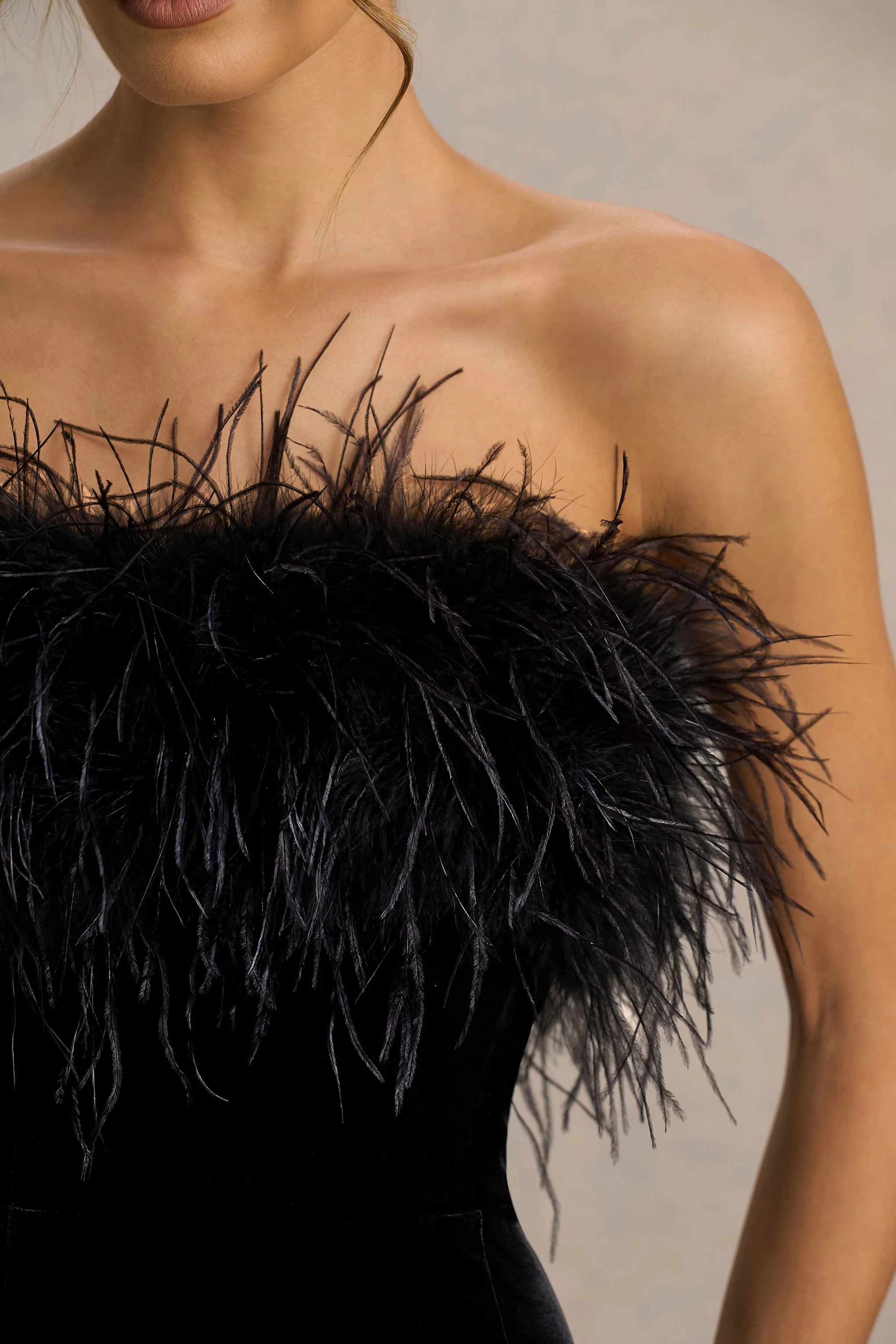 Arella | Zwarte Fluwelen Bardot-Hals Maxi Jurk Met Veren Trim - Image 3