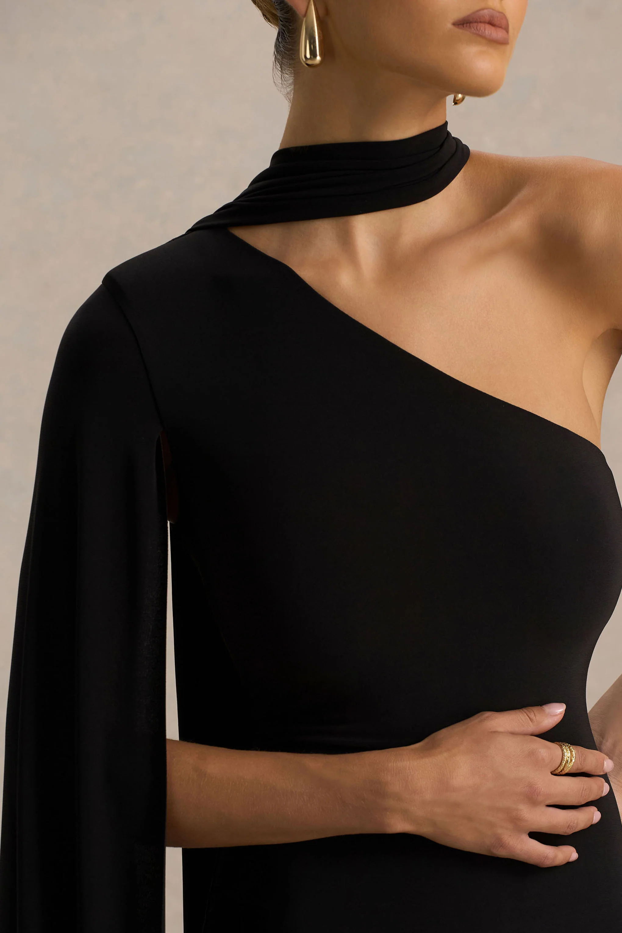 Arianne | Zwarte Asymmetrische Halslijn Mini Jurk Met Sjaal Detail - Image 3