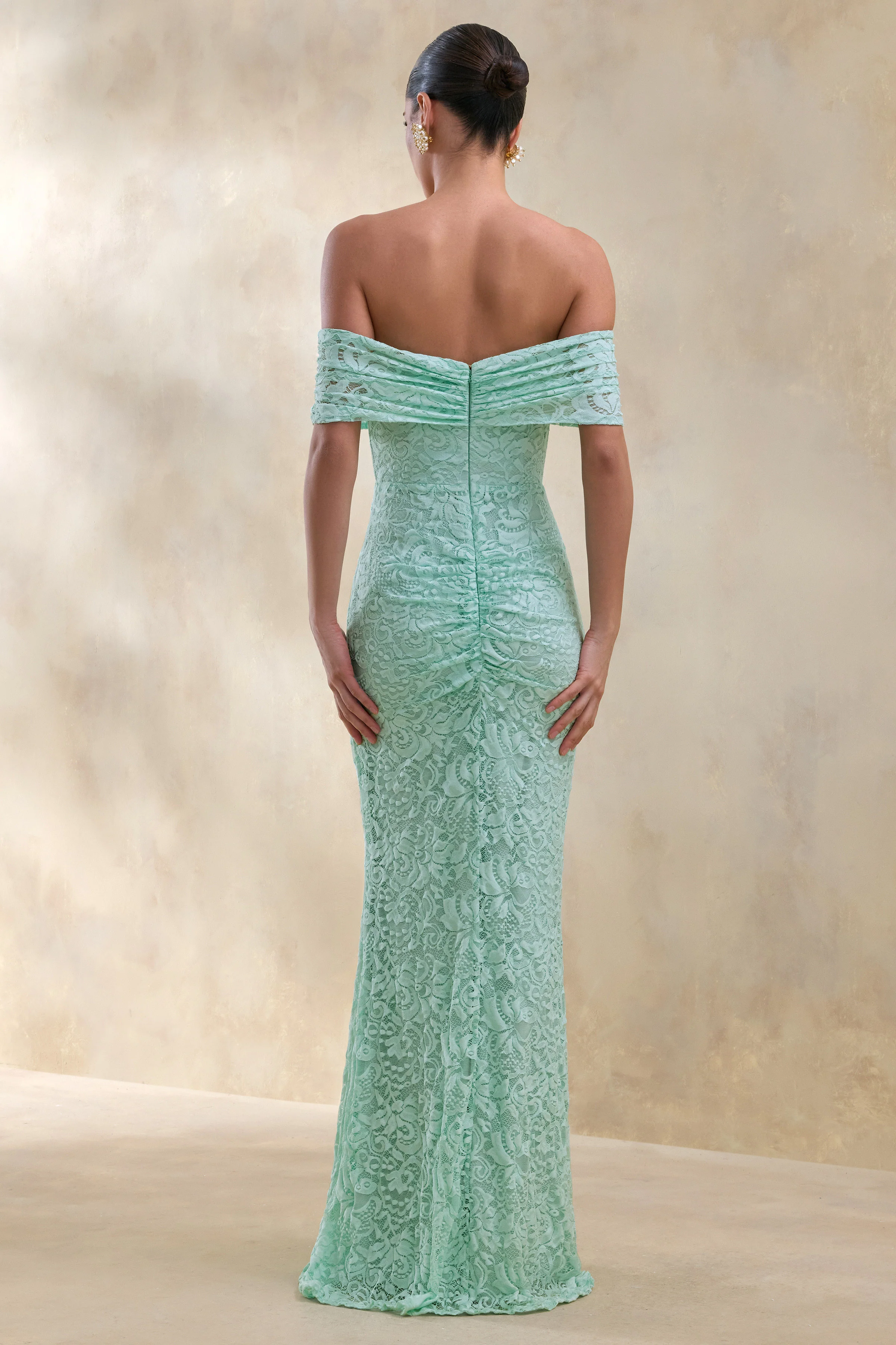 Aries | Mintgroene Kanten Maxi Jurk met Bardot Halslijn en Gerimpelde Details - Image 2