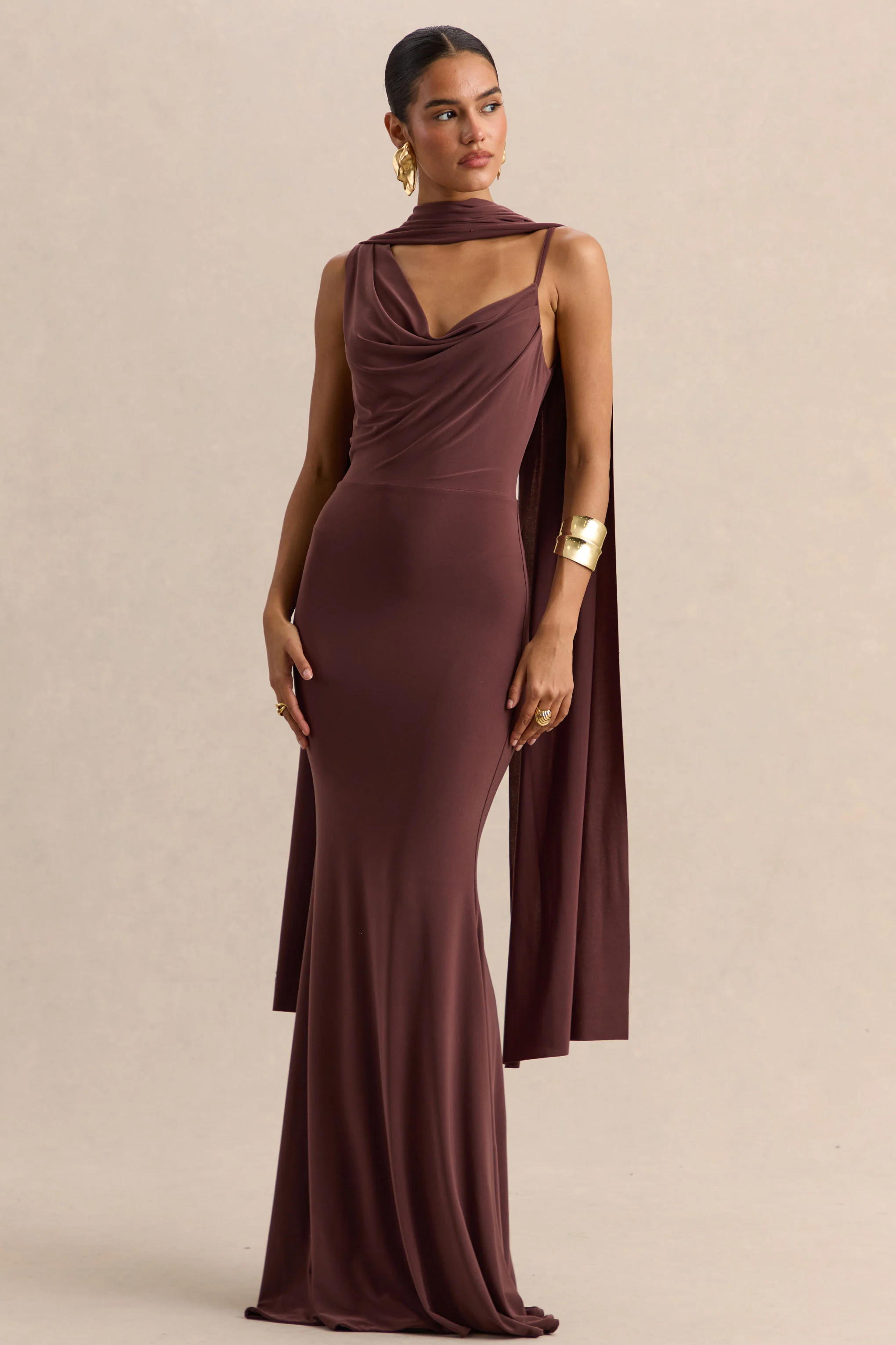 Armelia | Bruine Maxi Jurk Met Draperende Hals En Sjaal Detail