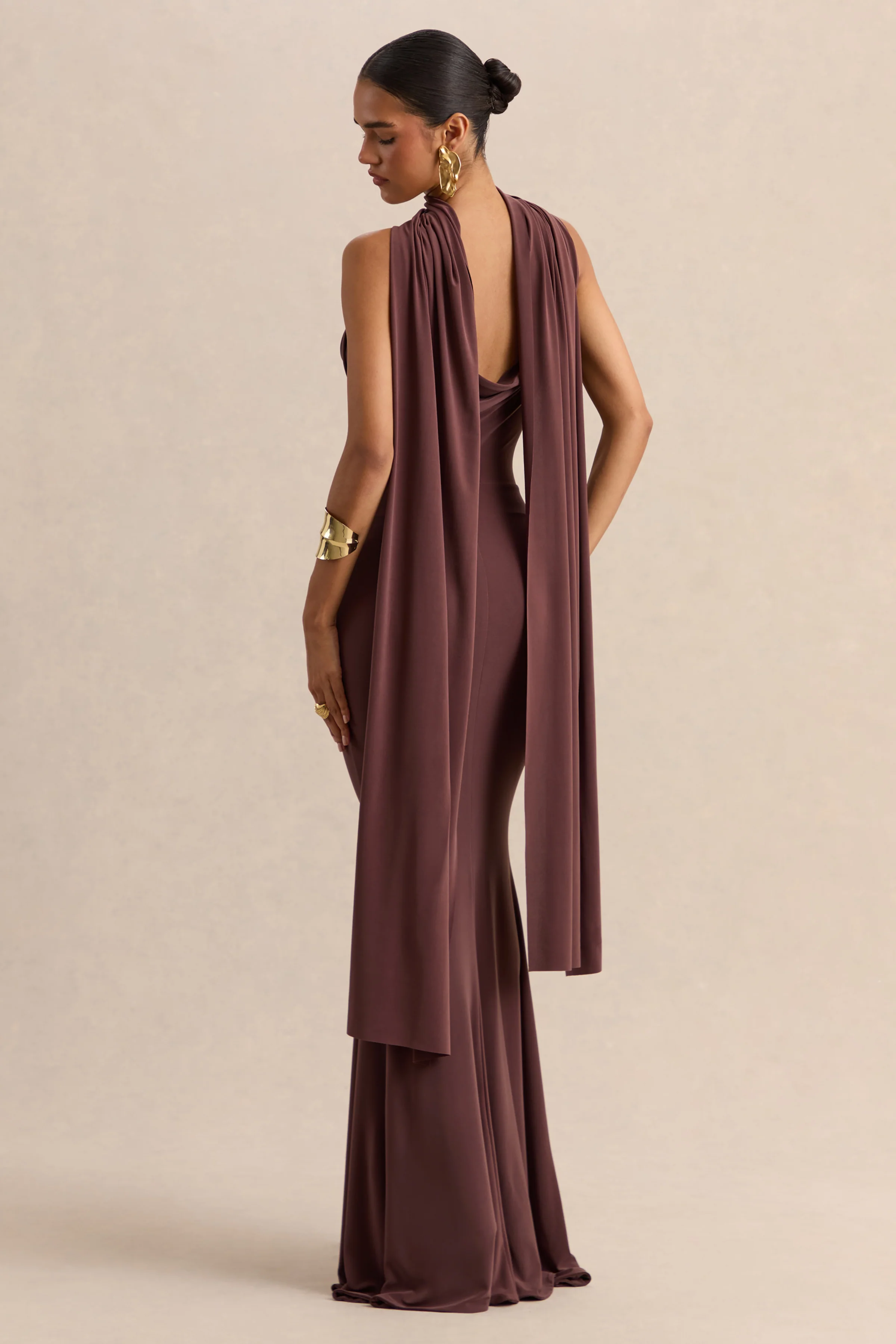 Armelia | Bruine Maxi Jurk Met Draperende Hals En Sjaal Detail - Image 2