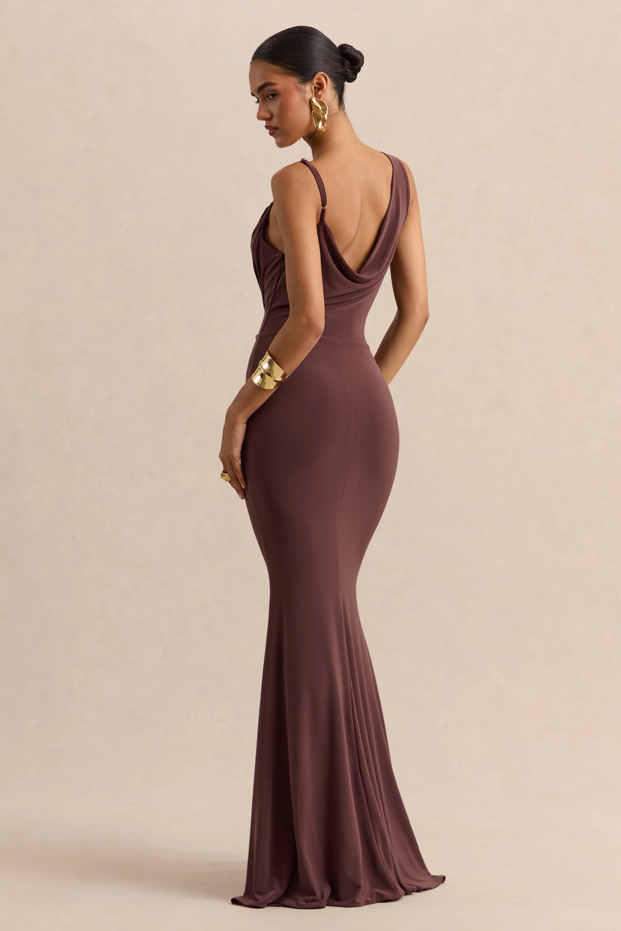 Armelia | Bruine Maxi Jurk Met Draperende Hals En Sjaal Detail - Image 5