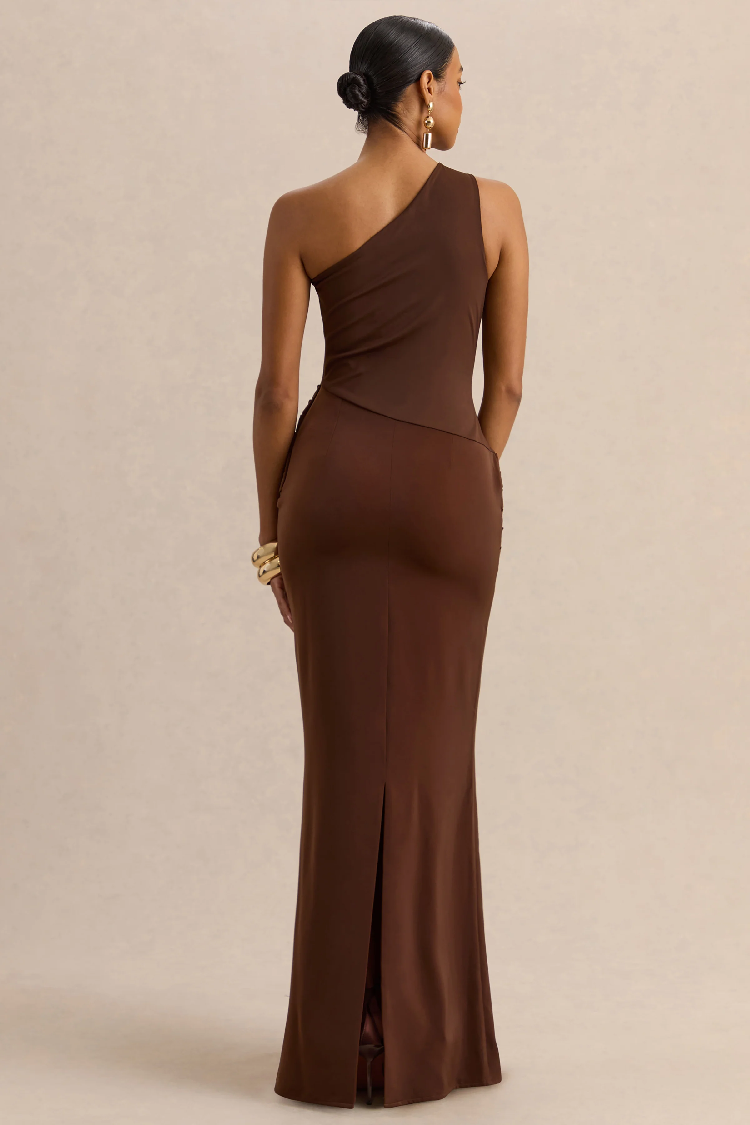 Arovia | Bruine Satijnen Maxi Jurk Met Asymmetrische Hals En Draperend Detail - Image 2