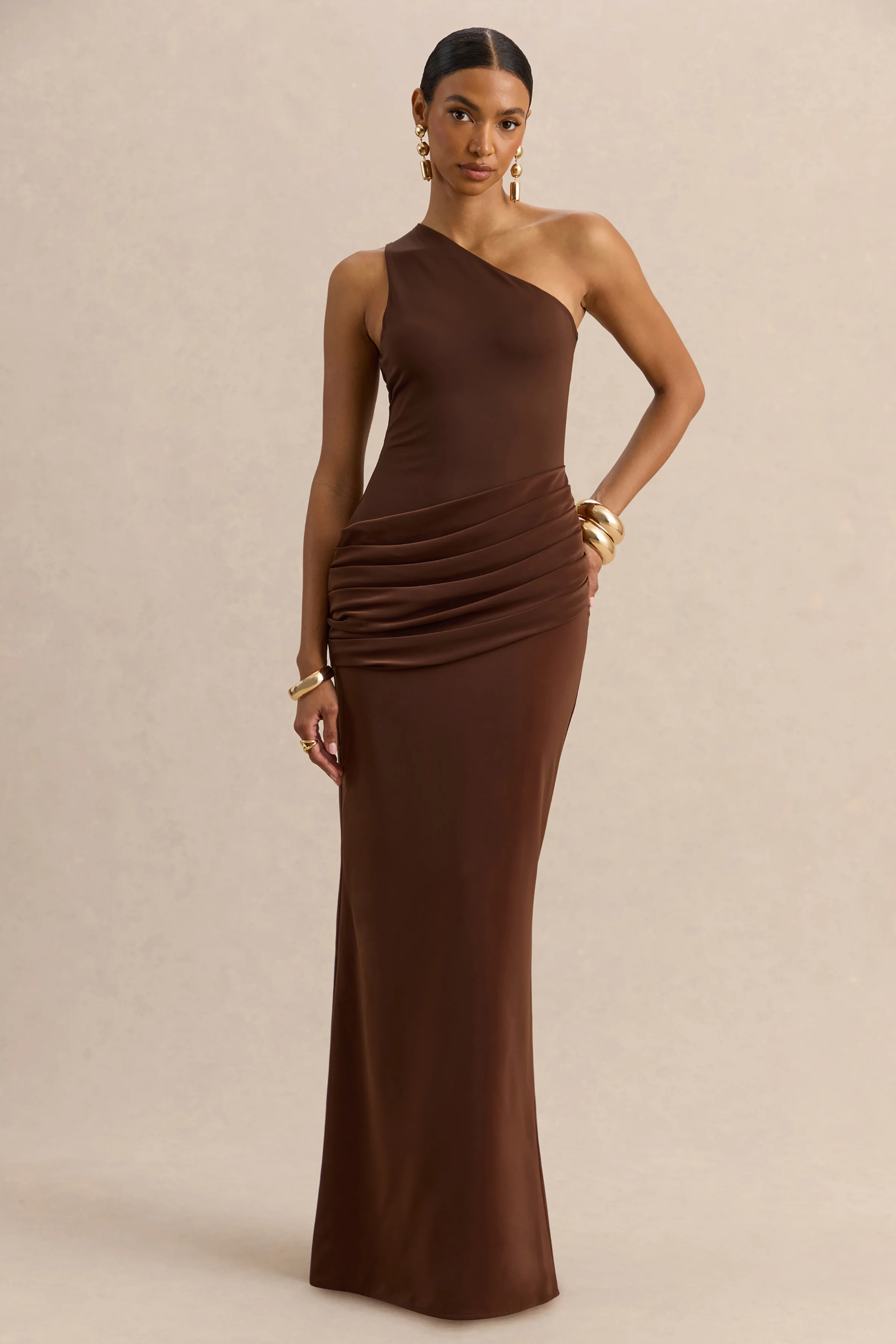 Arovia | Bruine Satijnen Maxi Jurk Met Asymmetrische Hals En Draperend Detail - Image 4
