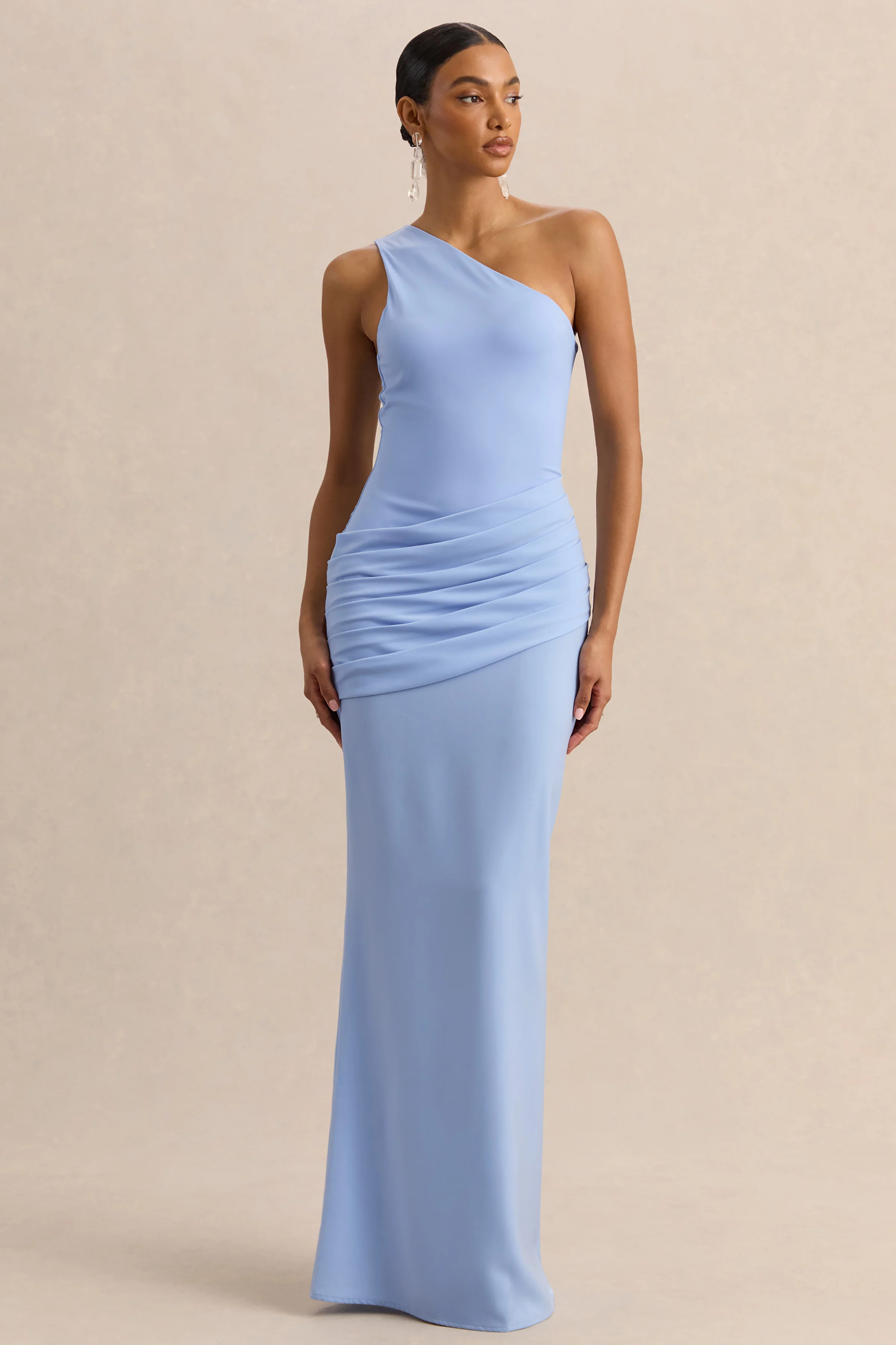 Arovia | Poederblauwe Satijnen Maxi Jurk Met Asymmetrische Hals En Gedrapeerd Detail