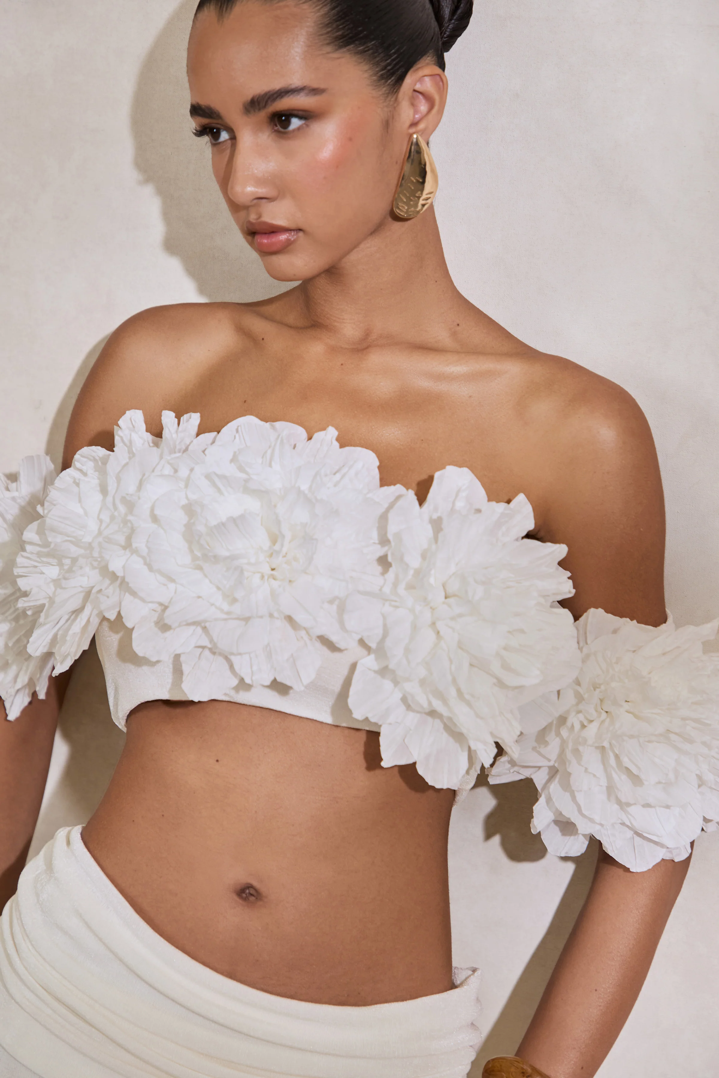 Arwenne | Witte Kanten Crop Top Met Bardot Hals En Corsage Details - Image 8