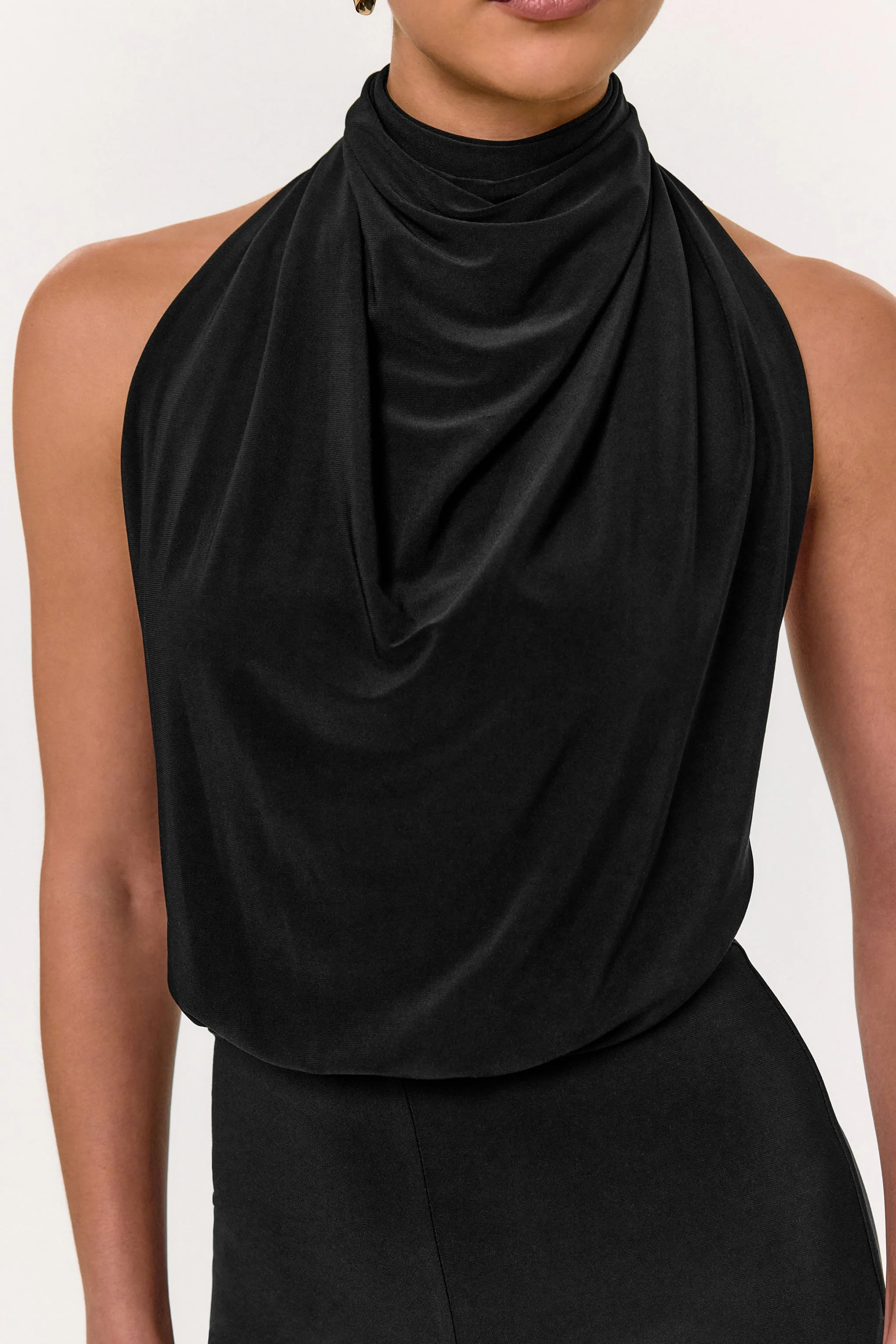 Asha | Zwarte Jumpsuit Met Hoge Hals En Gerimpeld Details - Image 6