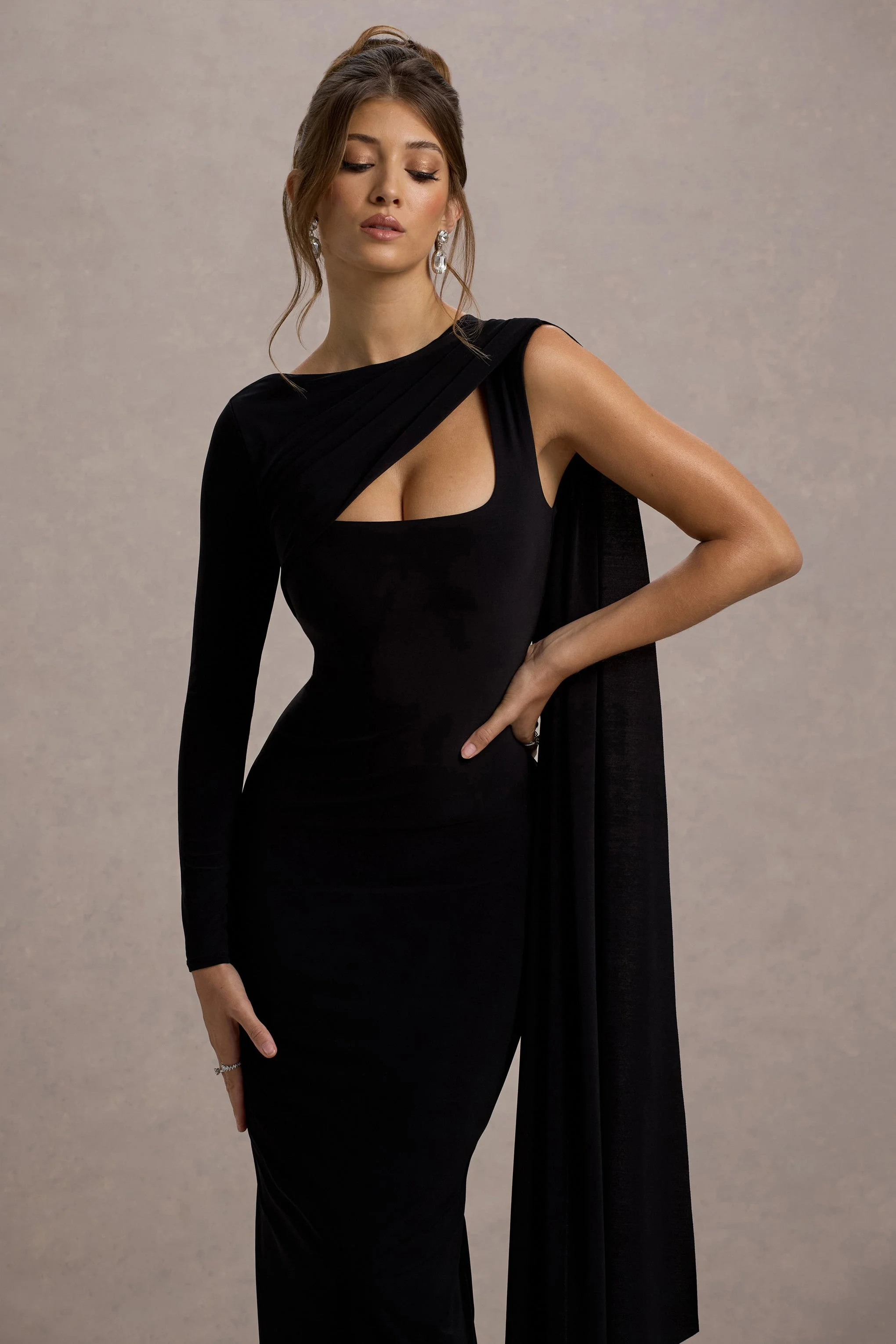 Ashini | Zwarte Maxi Jurk Met Eén Mouw En Cape - Image 3