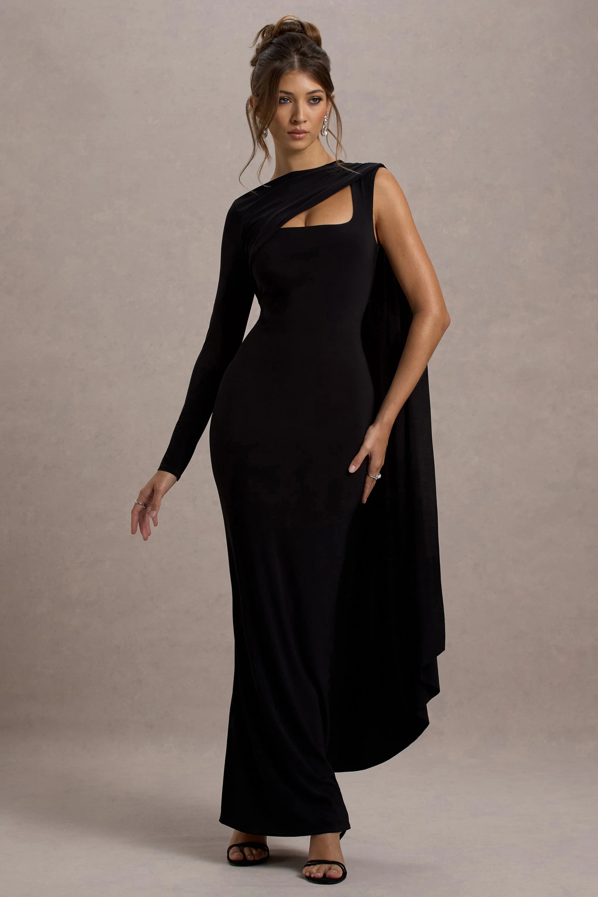 Ashini | Zwarte Maxi Jurk Met Eén Mouw En Cape - Image 4