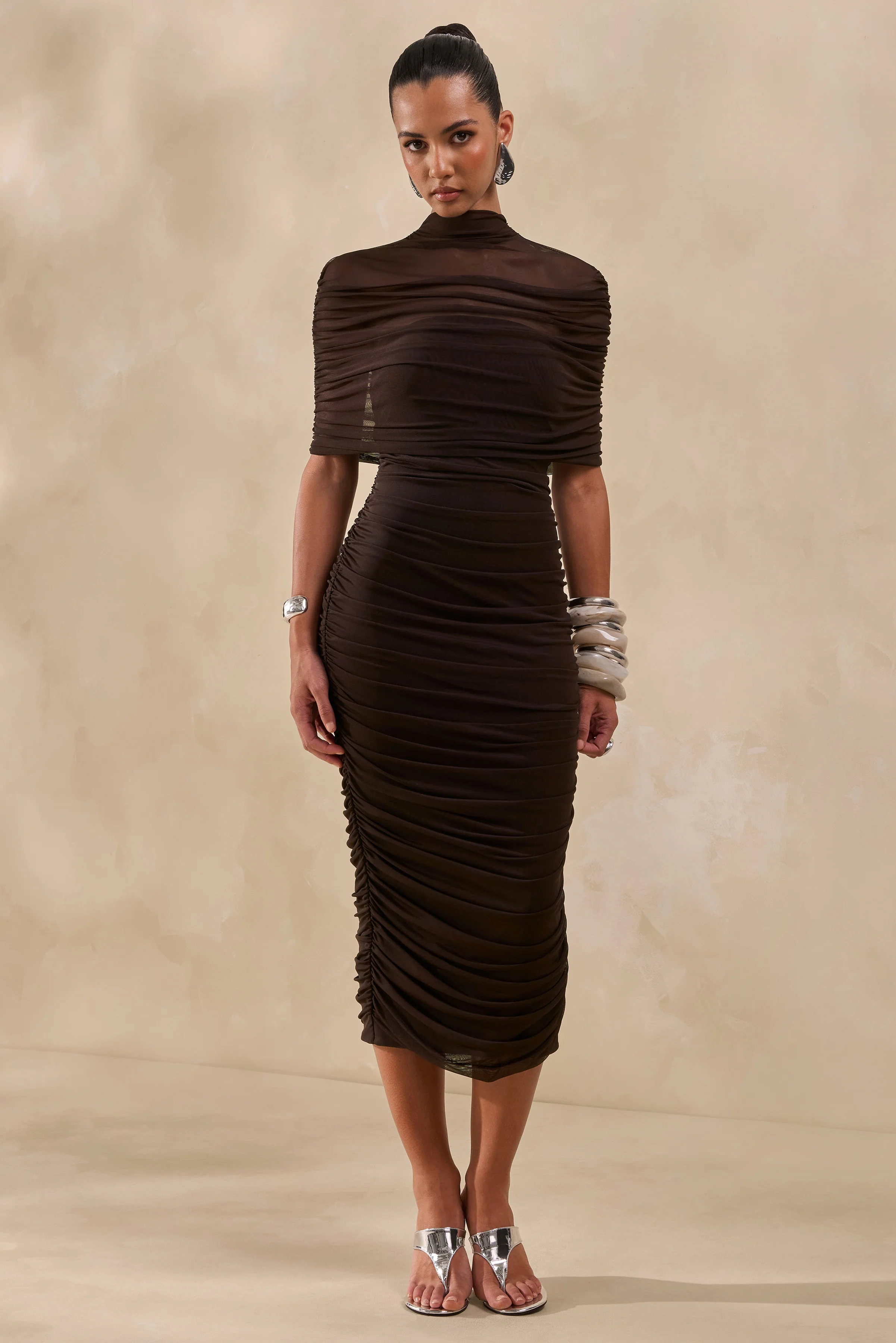 Astrae | Bruine Midi Jurk Met Hoge Hals En Korte Mesh Cape