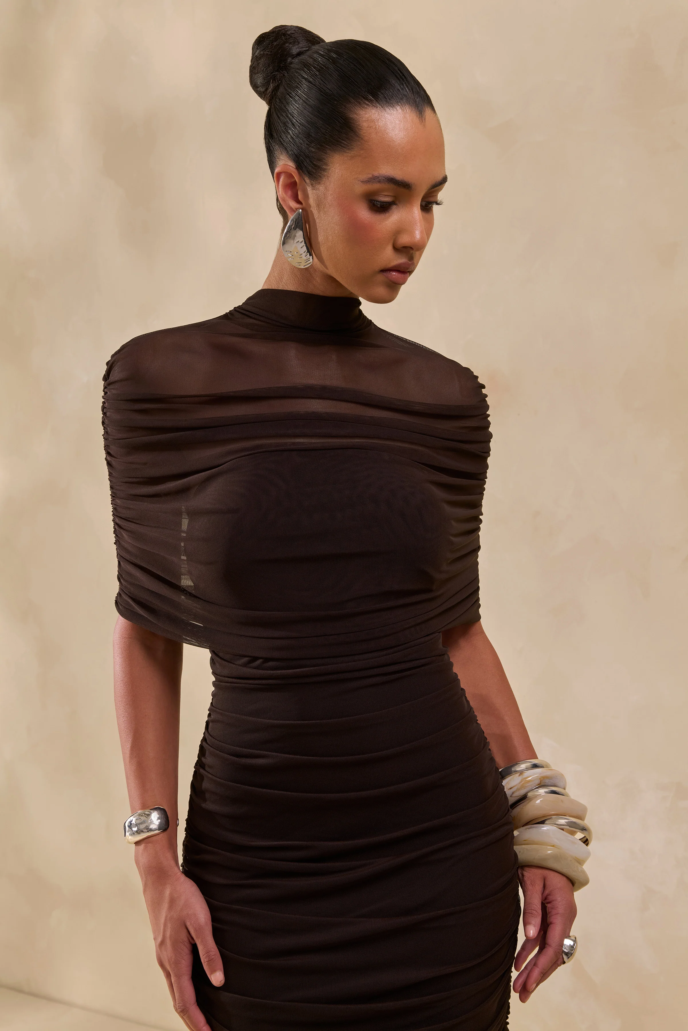 Astrae | Bruine Midi Jurk Met Hoge Hals En Korte Mesh Cape - Image 5