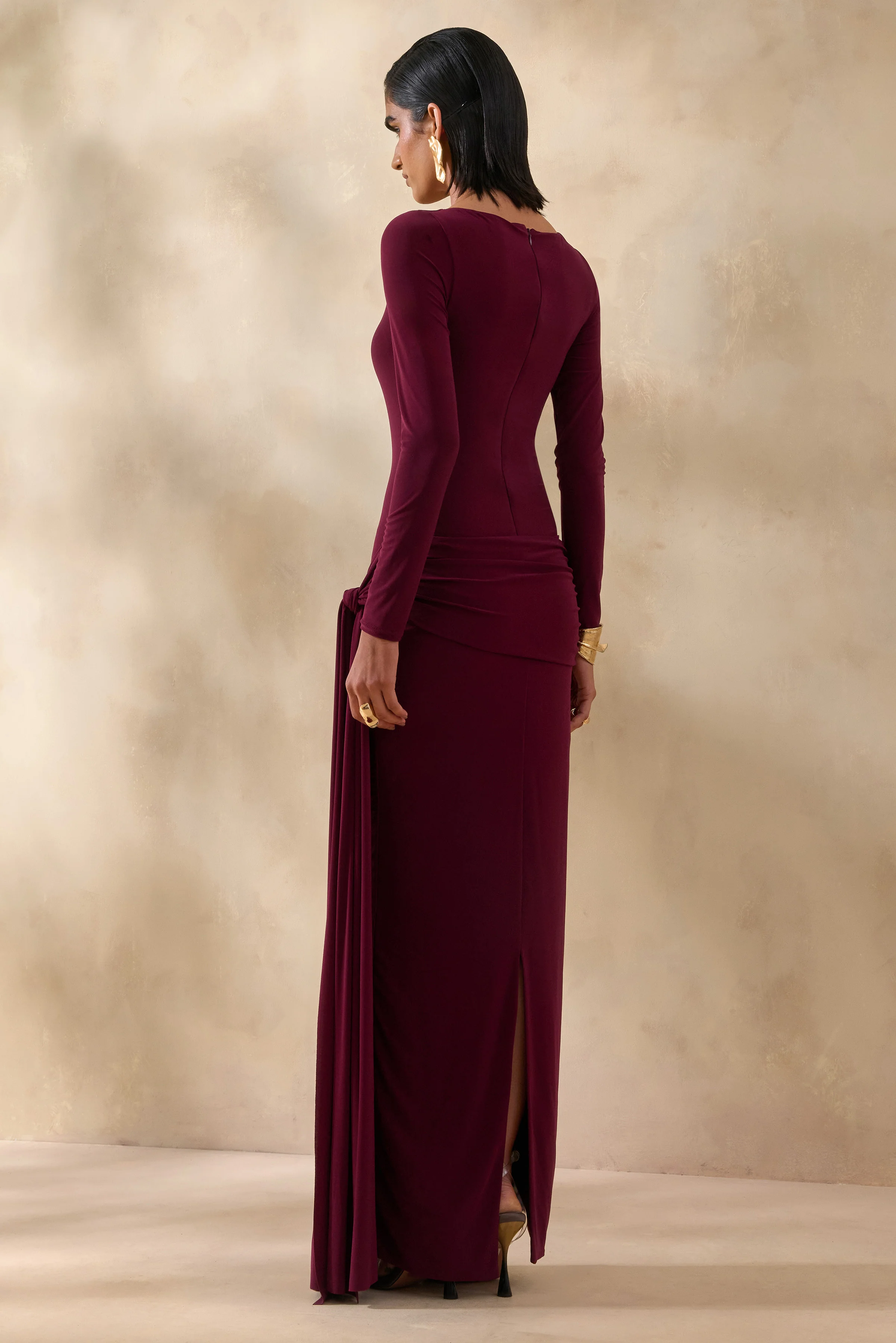 Astrielle | Bordeaux Ronde Hals Maxi Jurk Met Gouden Detail En Ceintuur - Image 2