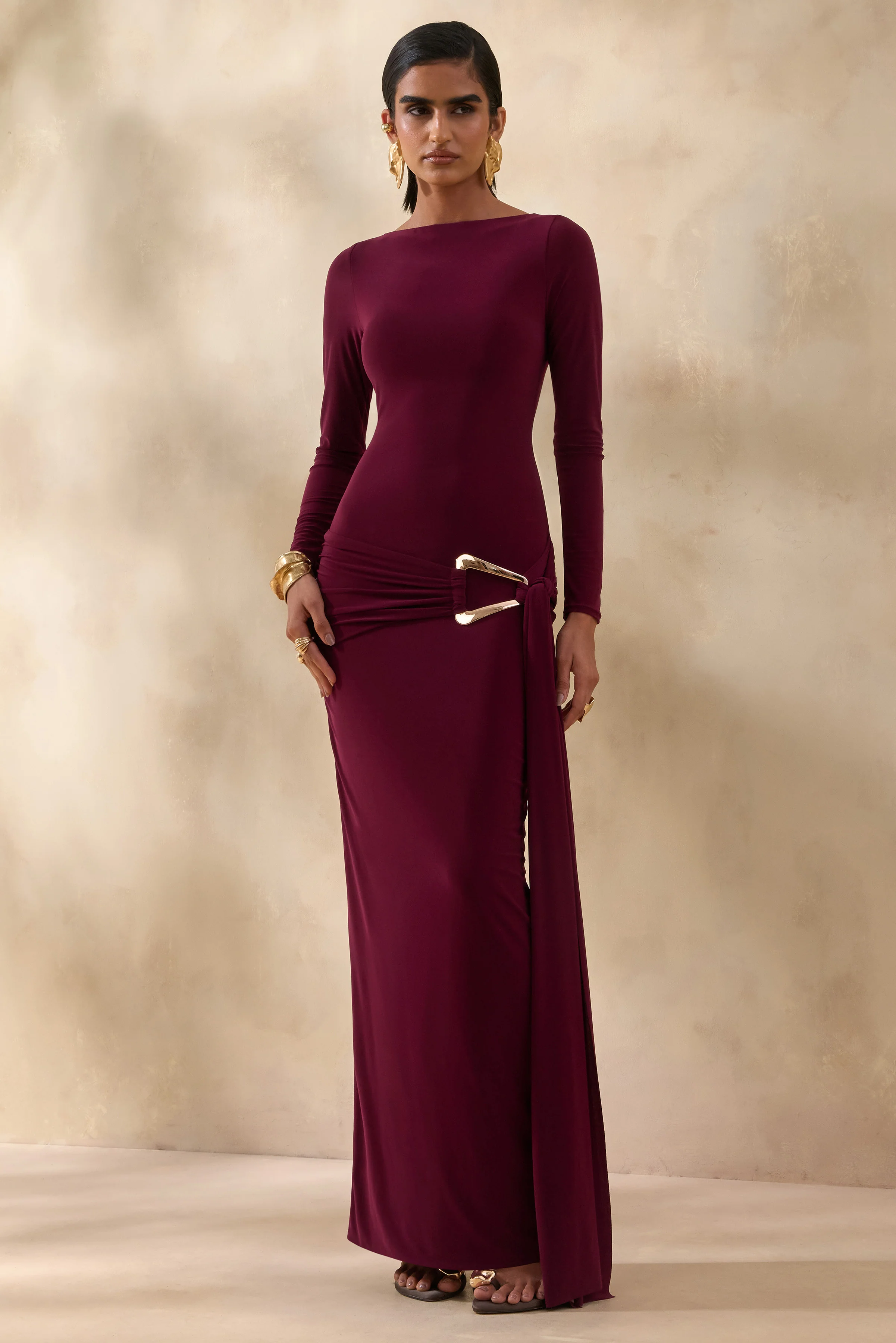 Astrielle | Bordeaux Ronde Hals Maxi Jurk Met Gouden Detail En Ceintuur - Image 4