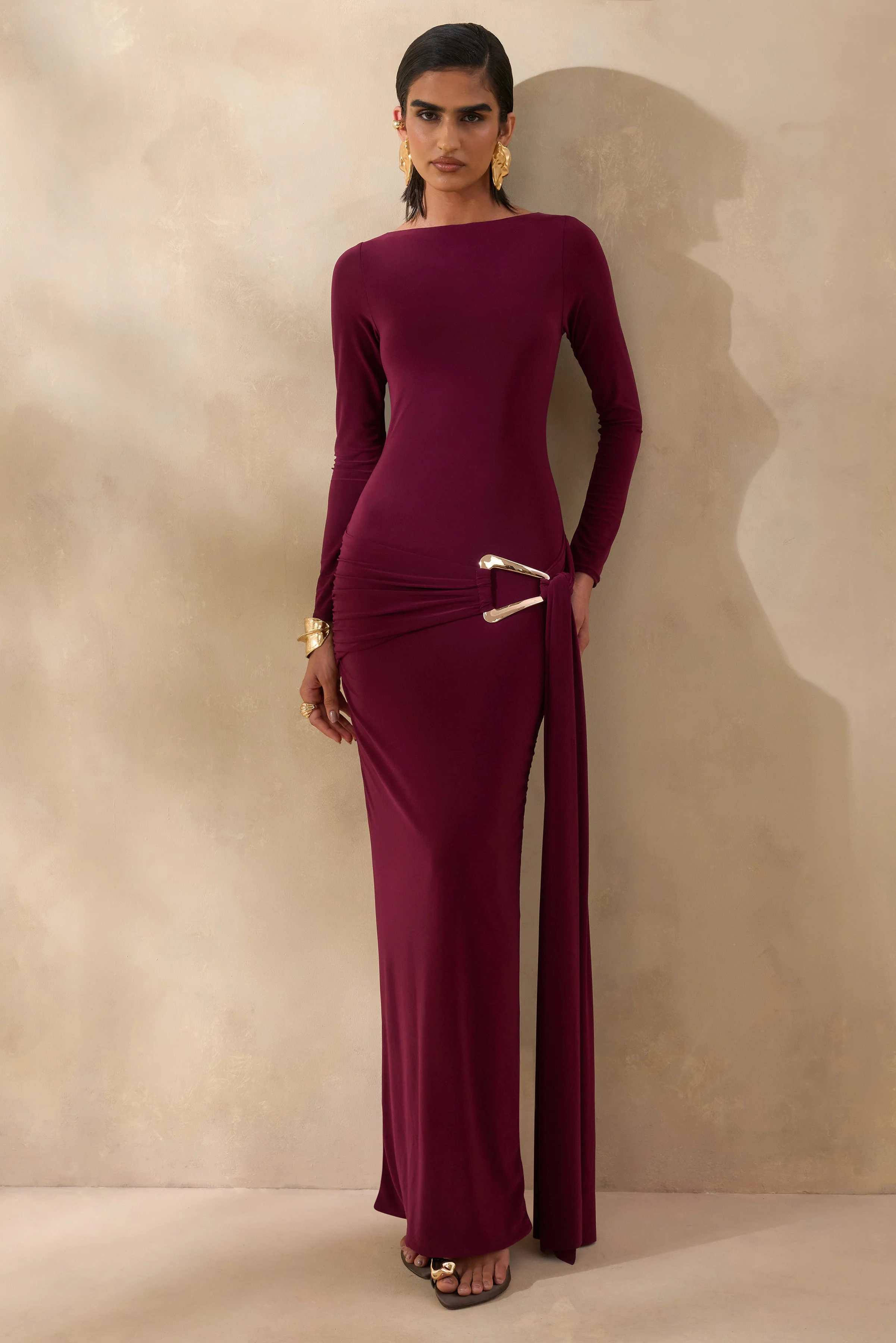 Astrielle | Bordeaux Ronde Hals Maxi Jurk Met Gouden Detail En Ceintuur - Image 5