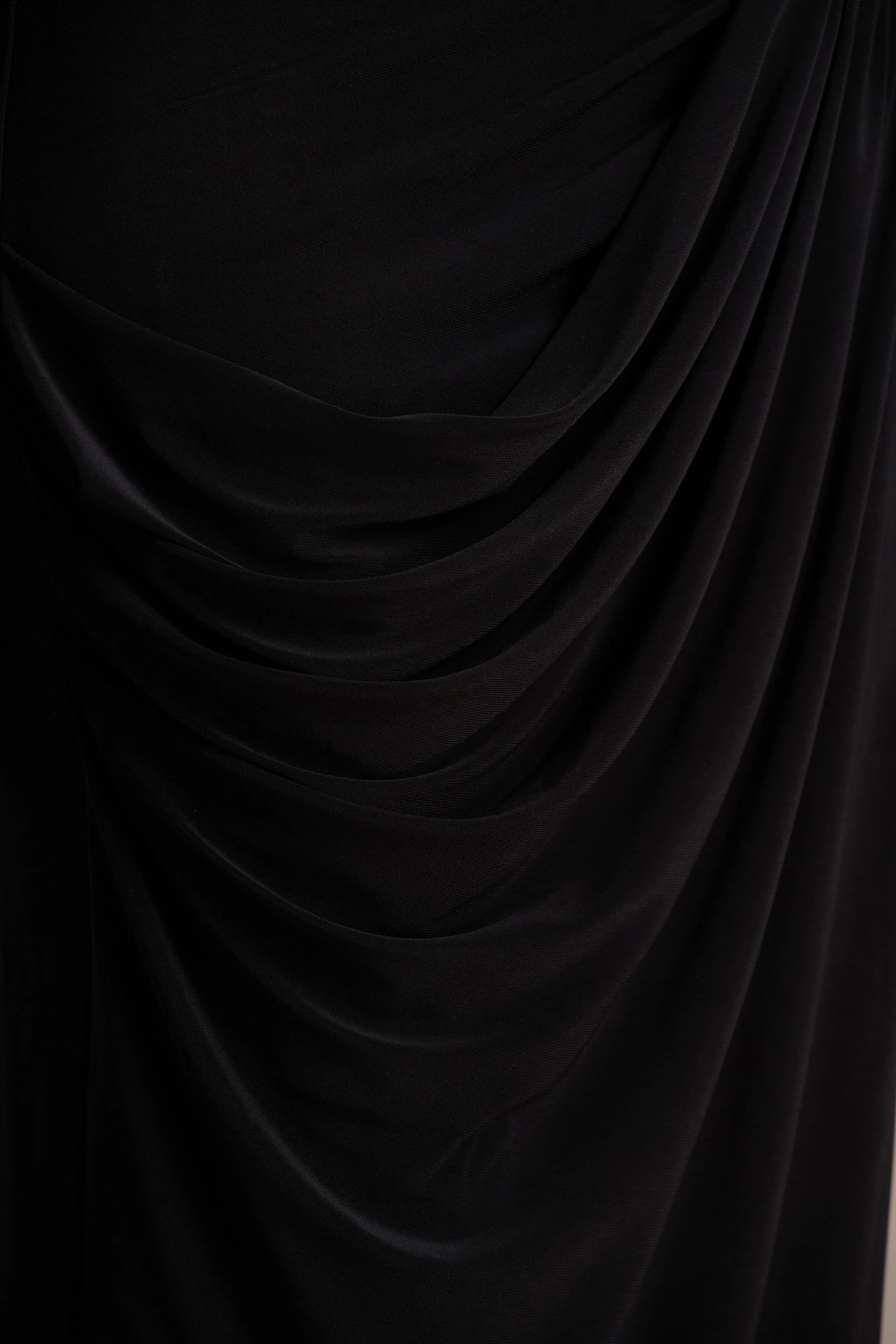 Avaline | Zwarte Overslag Maxi Rok met Gerimpeld Detail - Image 6