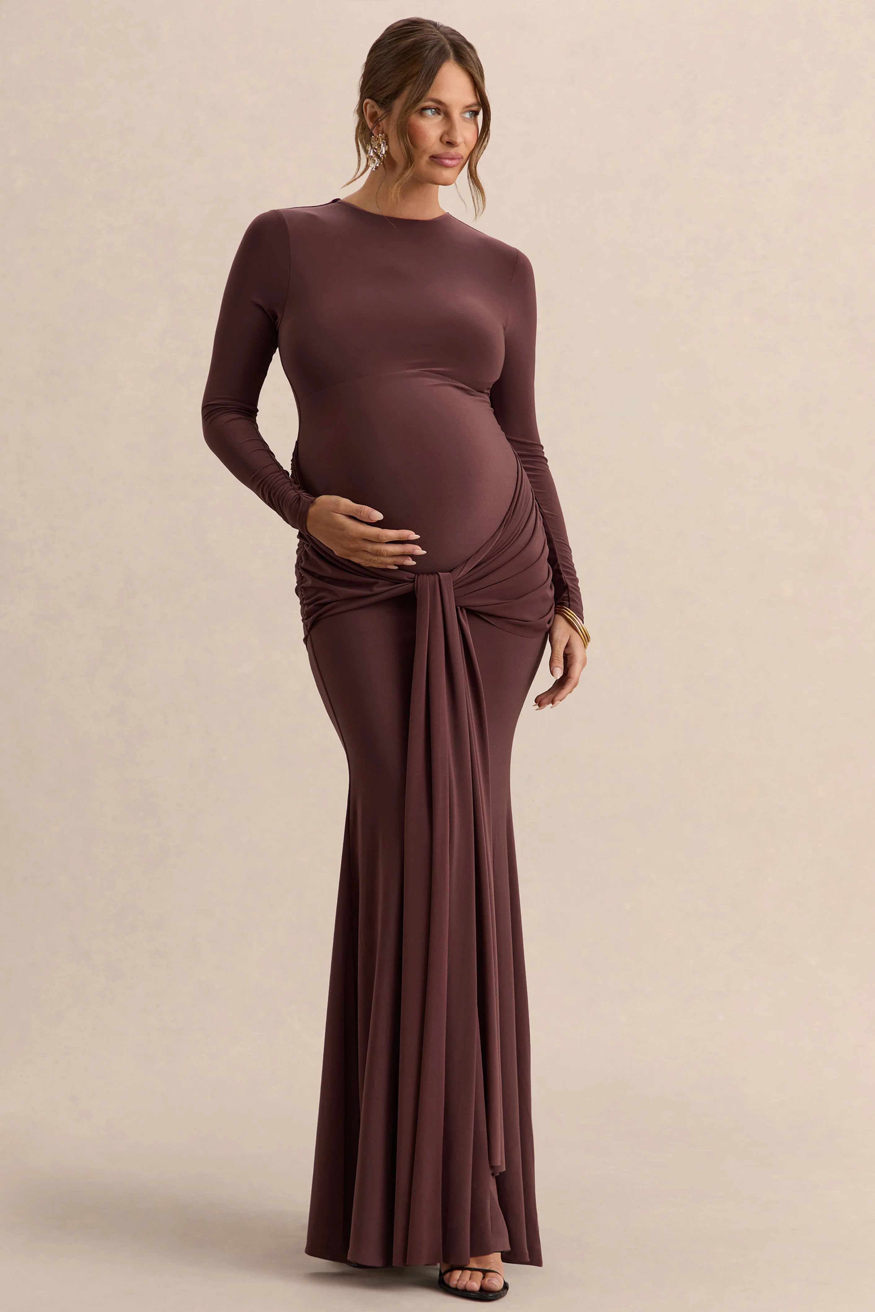 Aveny | Bruine Ronde Hals Zwangerschaps Maxi Jurk Met Gerimpelde Details En Ceintuur