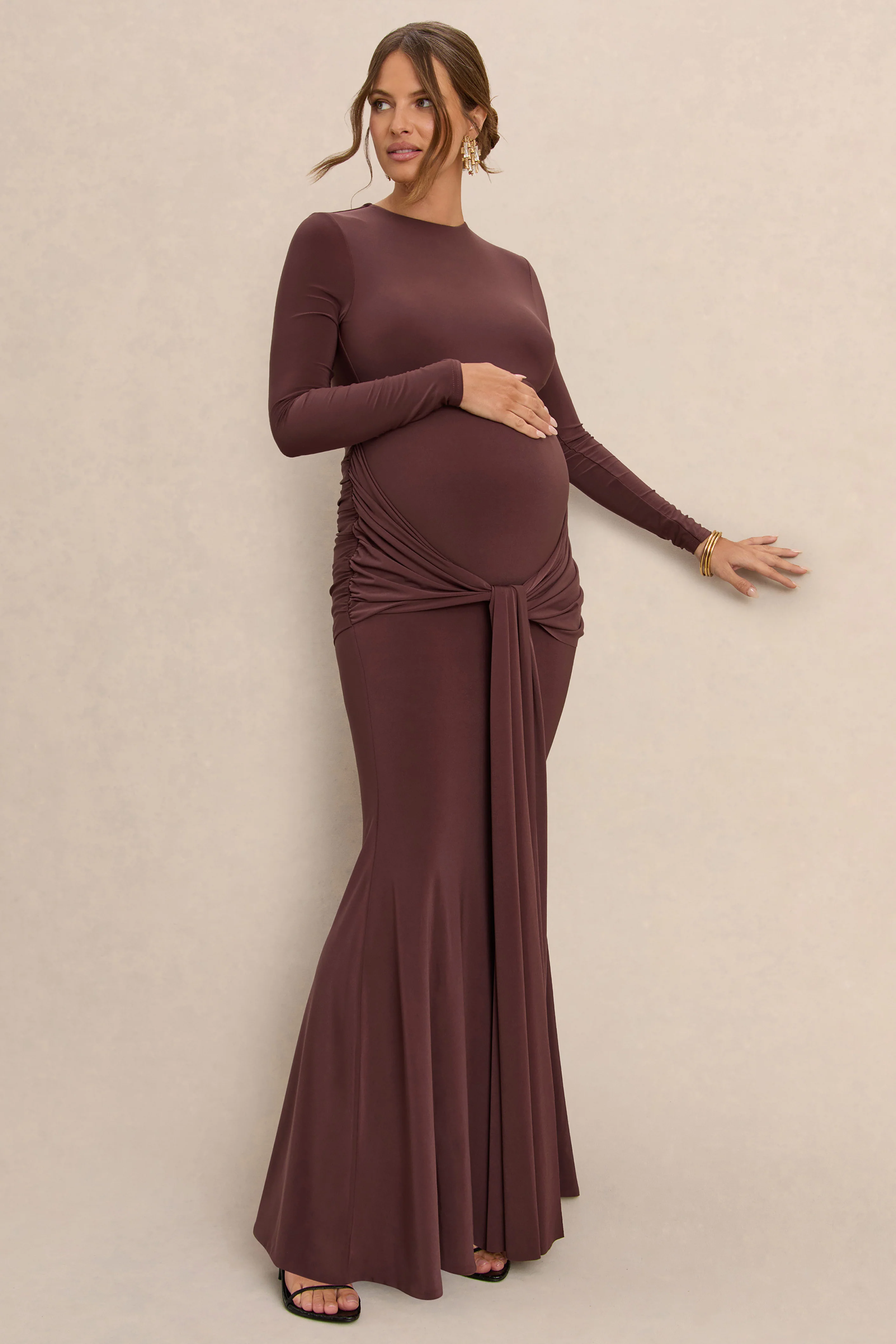 Aveny | Bruine Ronde Hals Zwangerschaps Maxi Jurk Met Gerimpelde Details En Ceintuur - Image 4
