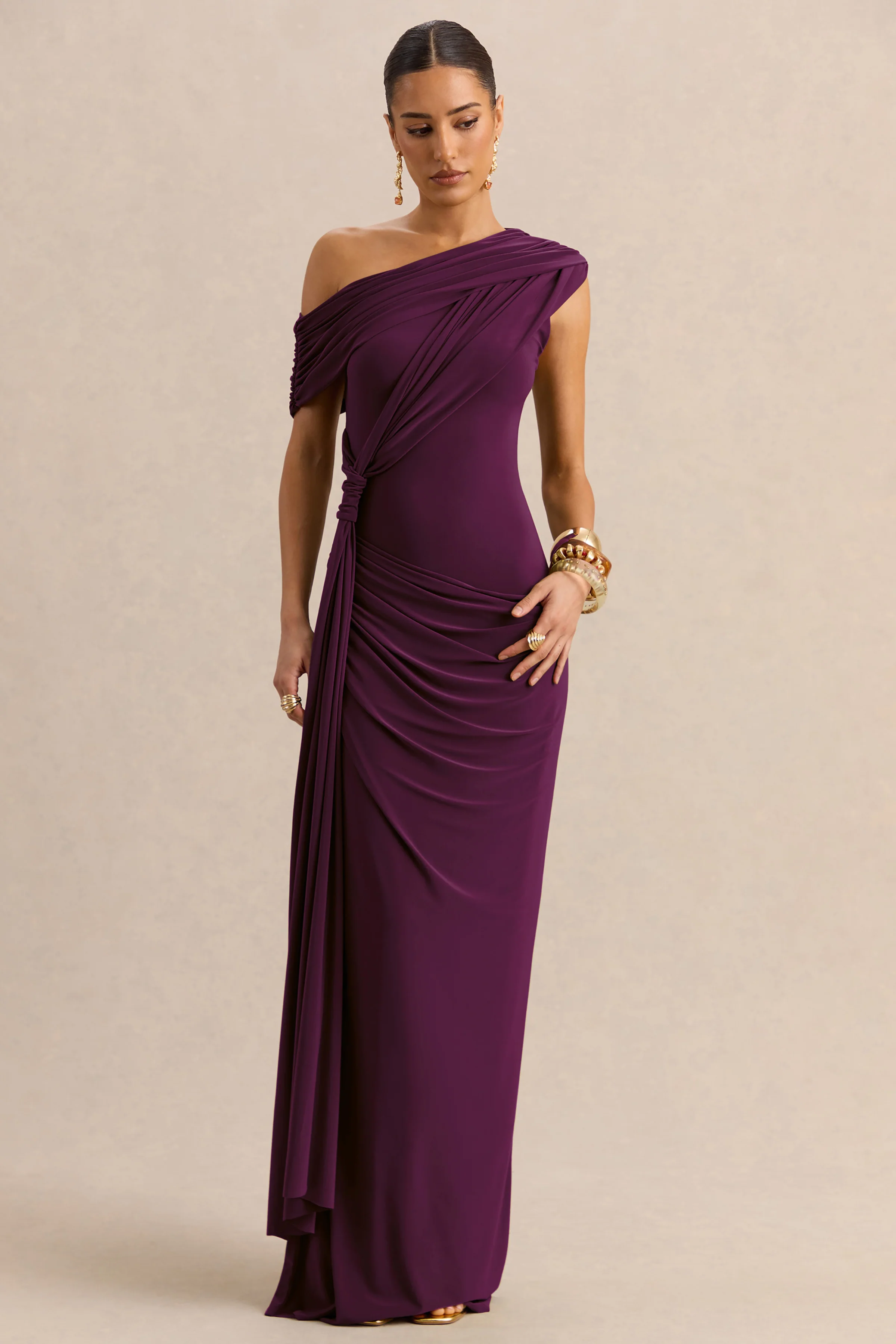 Avialee | Donker Pruim Rode Asymmetrische Hals Maxi Jurk Met Gerimpelde Details En Ceintuur