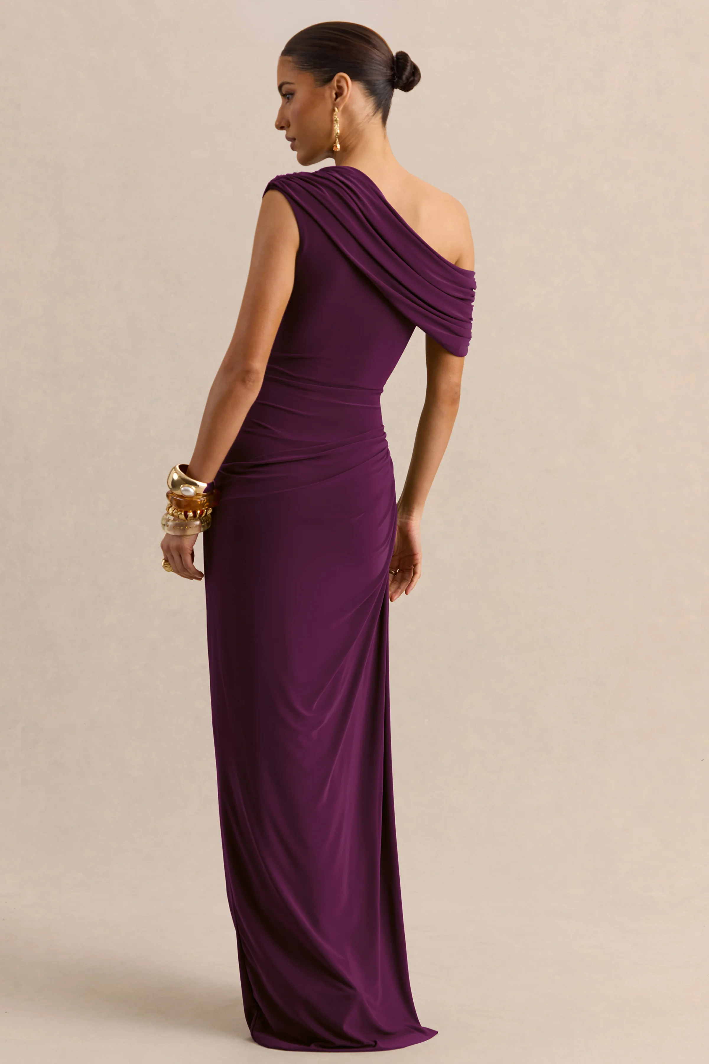 Avialee | Donker Pruim Rode Asymmetrische Hals Maxi Jurk Met Gerimpelde Details En Ceintuur - Image 2