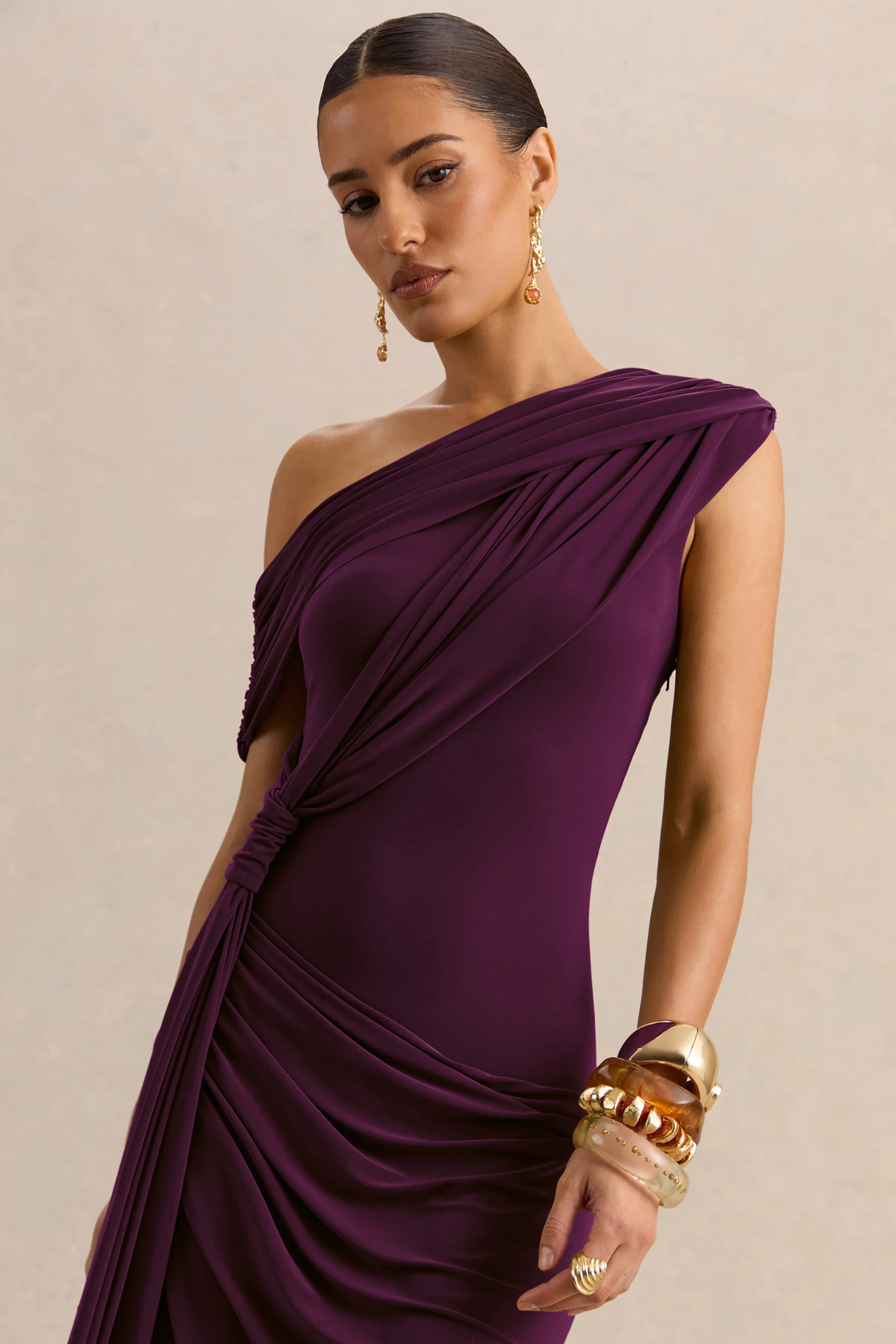 Avialee | Donker Pruim Rode Asymmetrische Hals Maxi Jurk Met Gerimpelde Details En Ceintuur - Image 3