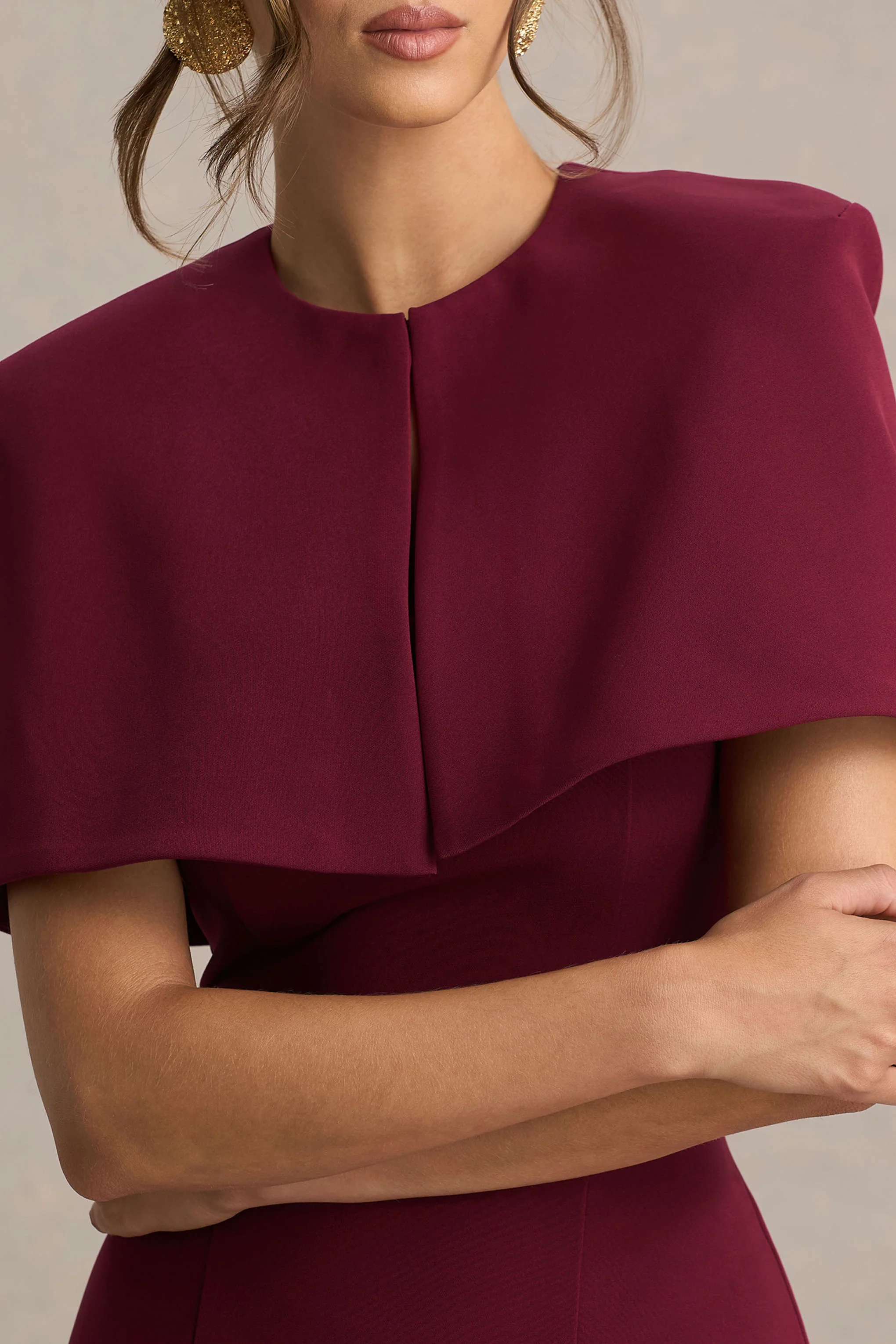 Baylor | Bordeaux Midi Jurk Met Cape-Detail - Image 3