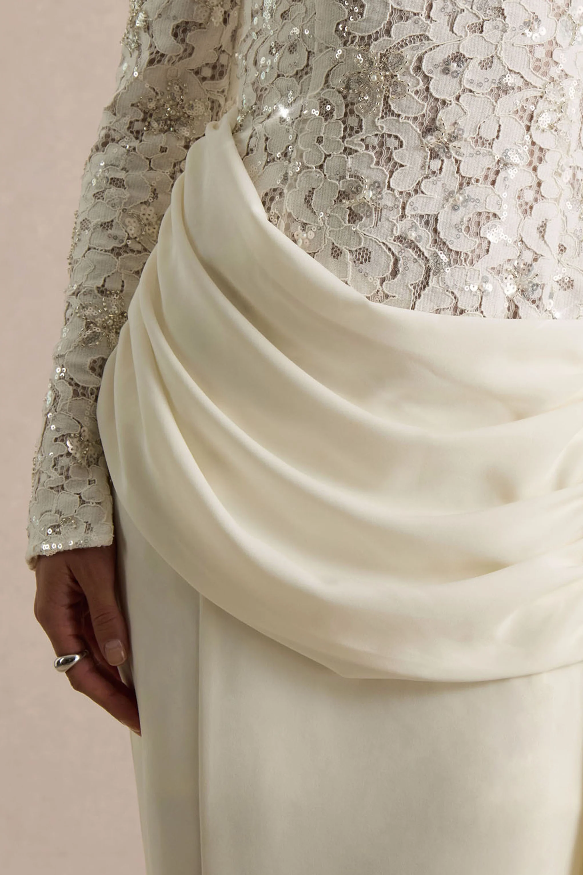 Beau | Ecru Kant Maxi Jurk Met Hoge Hals En Draperend Detail - Image 6