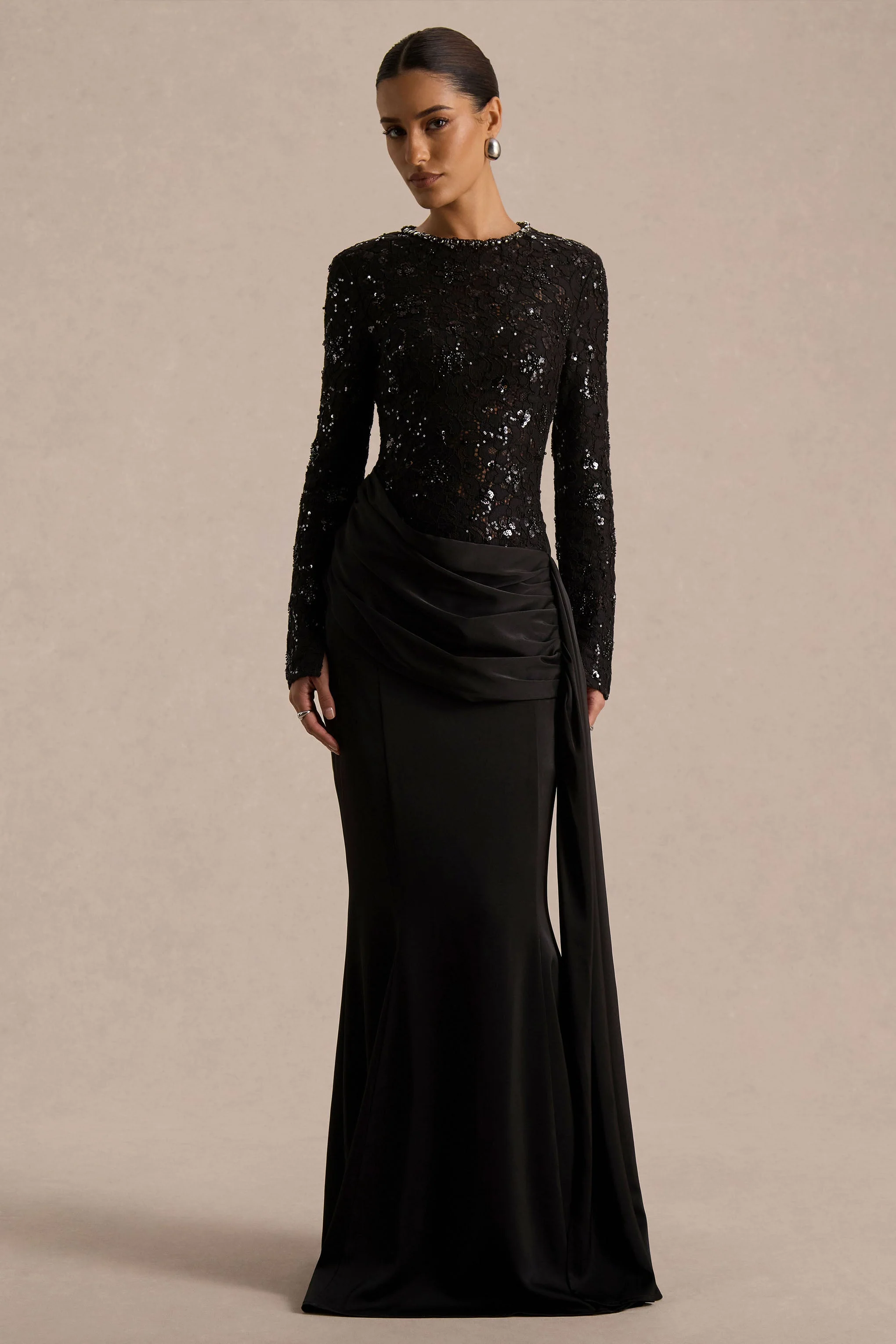 Beau | Zwarte Kant Maxi Jurk Met Hoge Hals En Draperende Detail