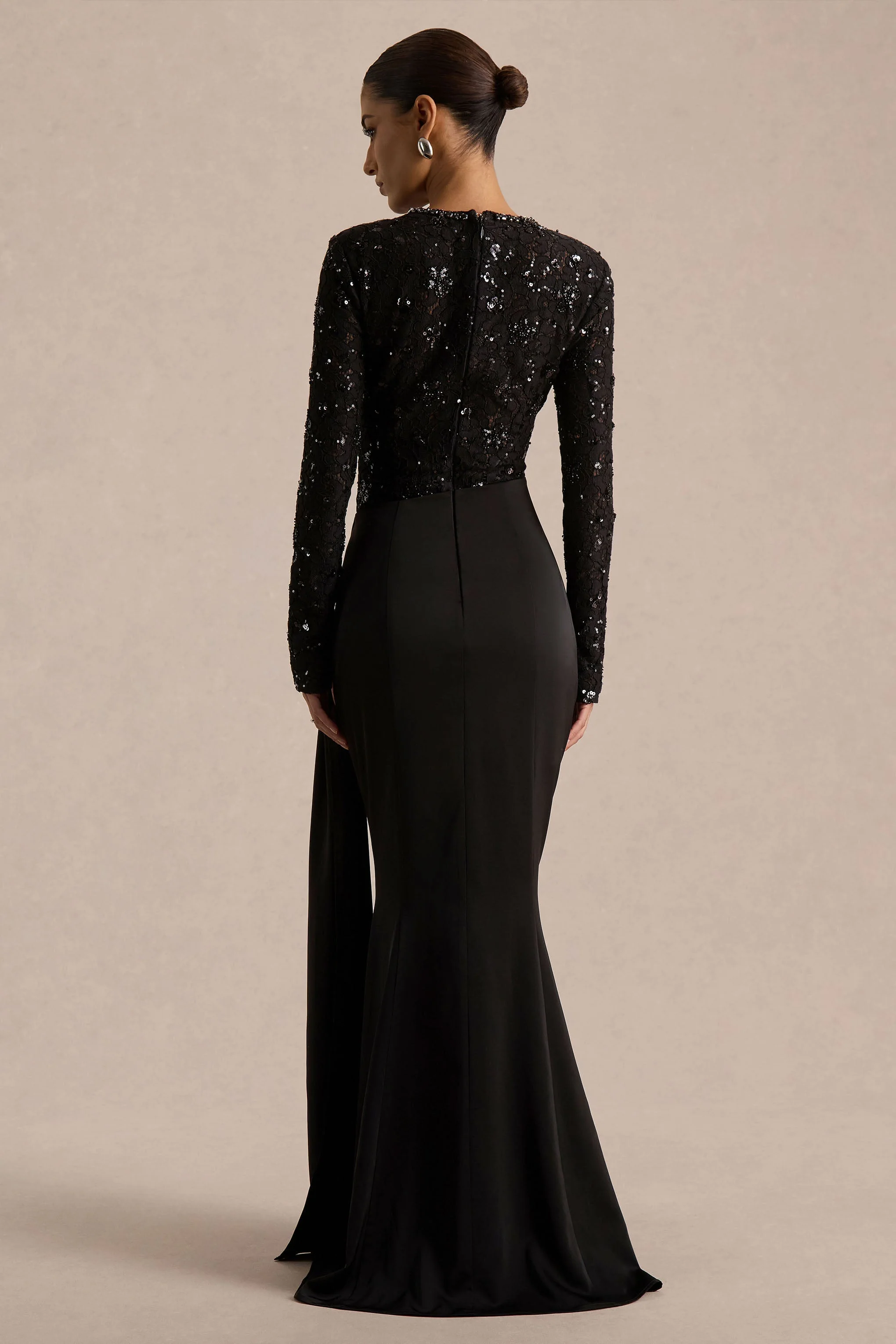 Beau | Zwarte Kant Maxi Jurk Met Hoge Hals En Draperende Detail - Image 2