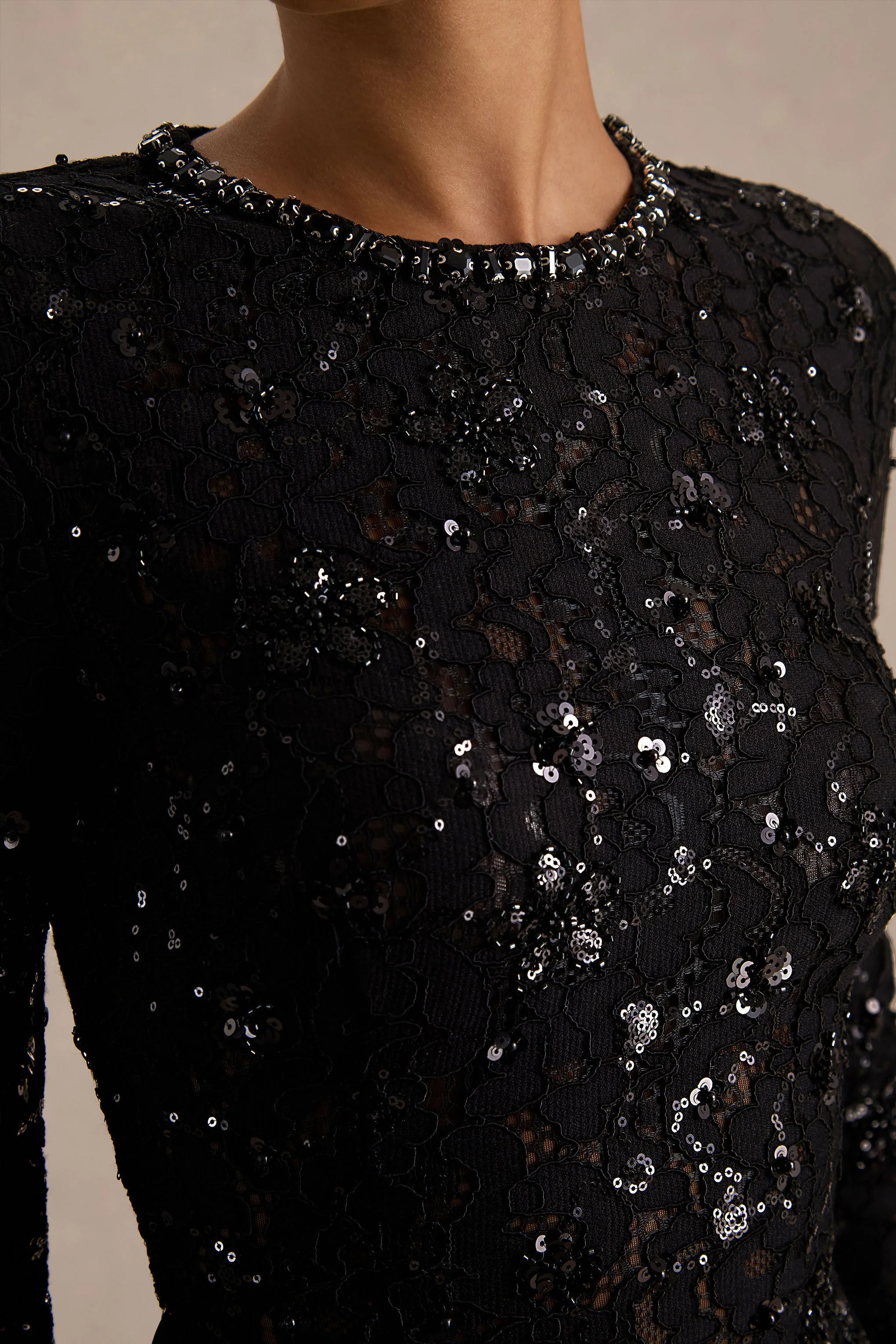 Beau | Zwarte Kant Maxi Jurk Met Hoge Hals En Draperende Detail - Image 3