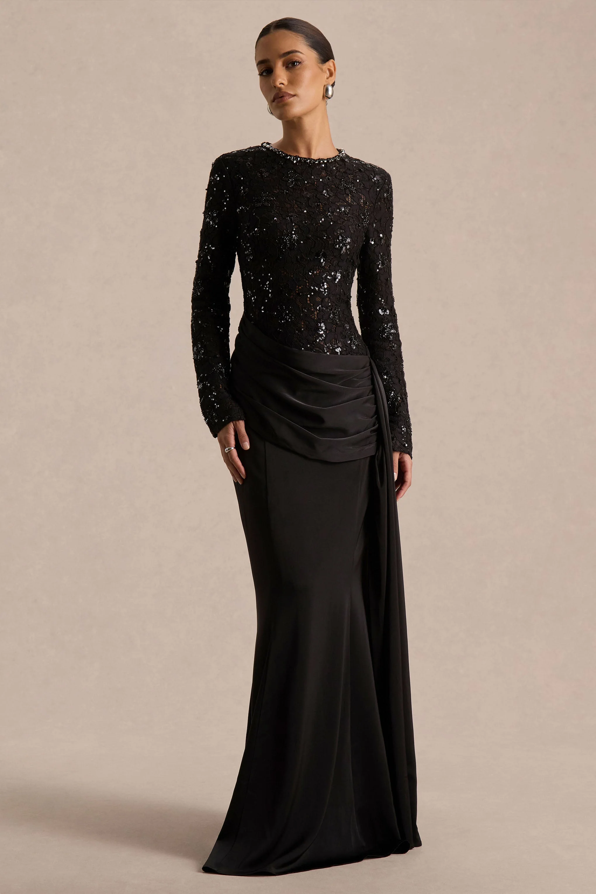 Beau | Zwarte Kant Maxi Jurk Met Hoge Hals En Draperende Detail - Image 4