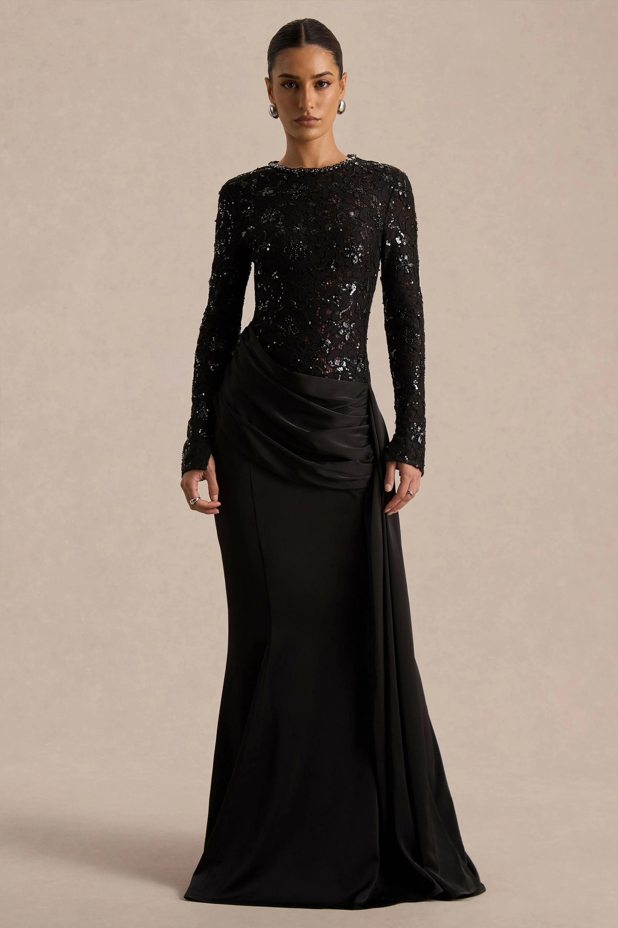 Beau | Zwarte Kant Maxi Jurk Met Hoge Hals En Draperende Detail - Image 5